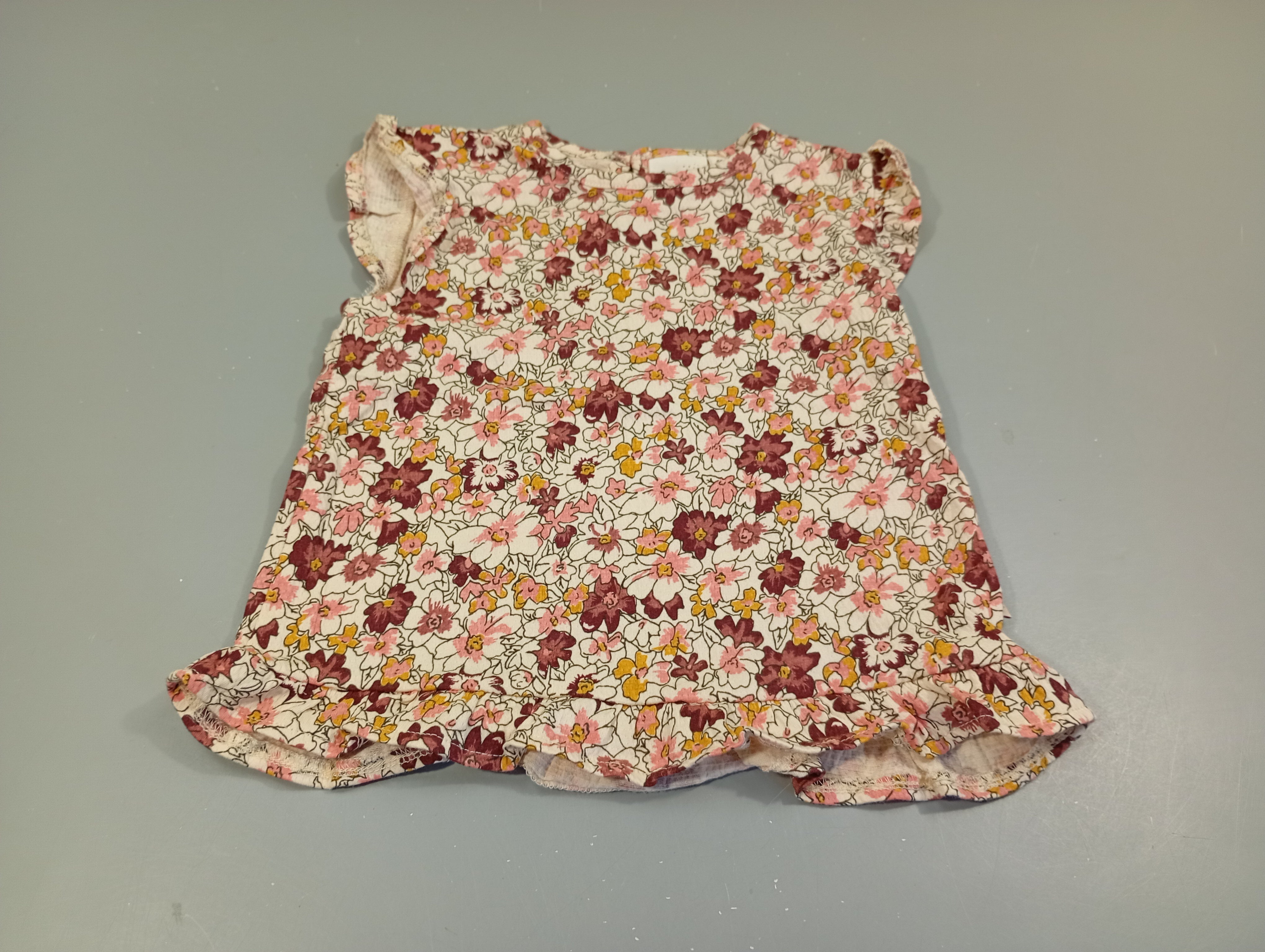 Blouse  m.c volants écru à fleurs rose, bordeaux,...