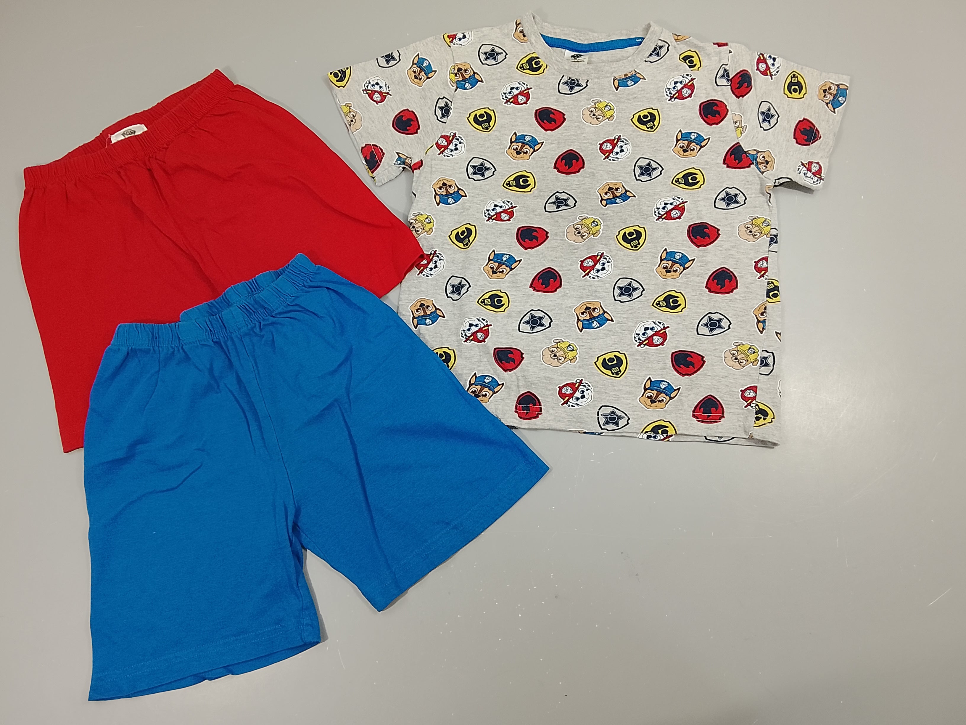 Pyjama 3 pcs  m.c gris chiné Pat Patrouille  + 2 shorts, 1 rouge et 1 bleu