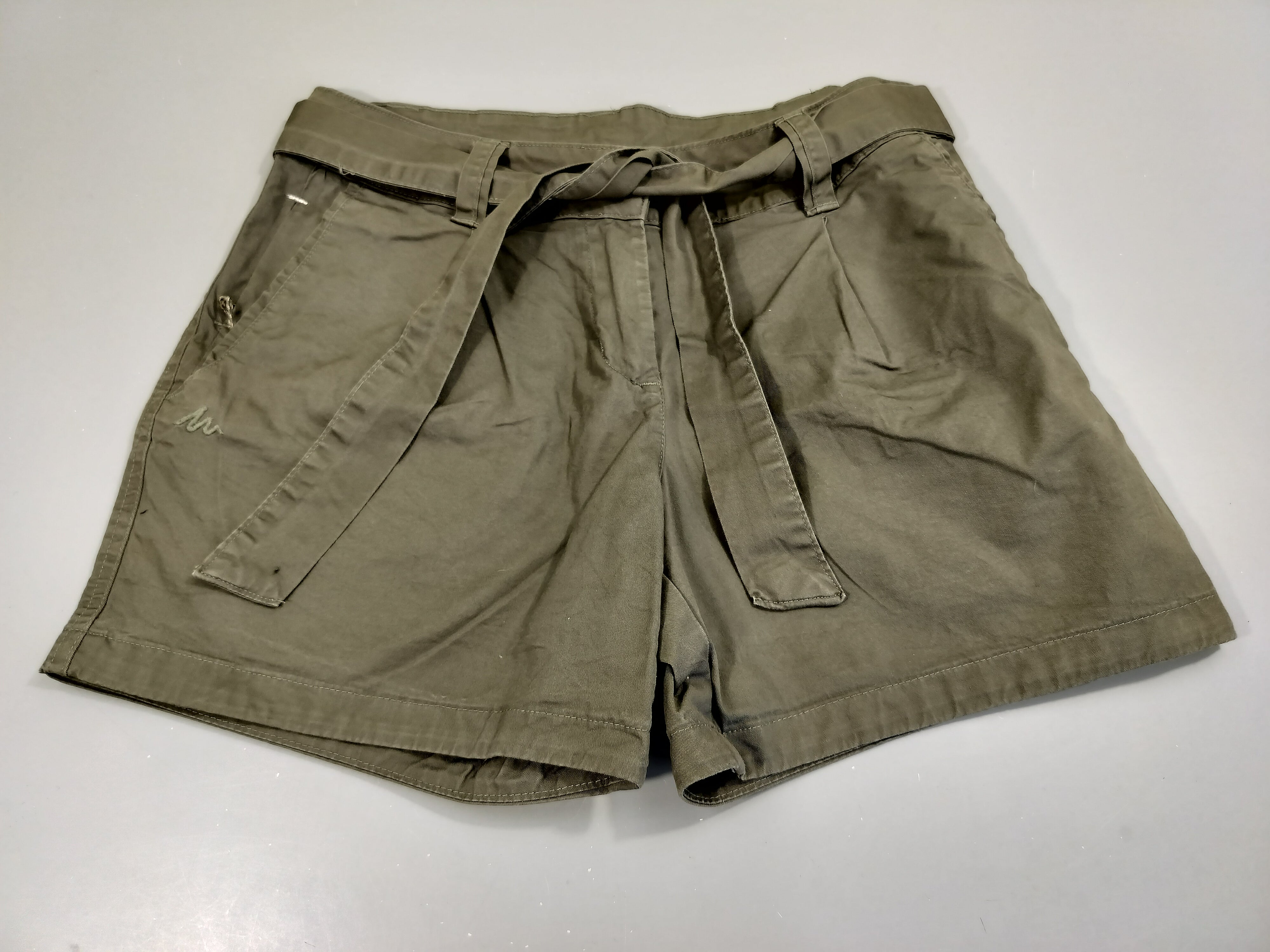 Short en toile kaki avec ceinture.