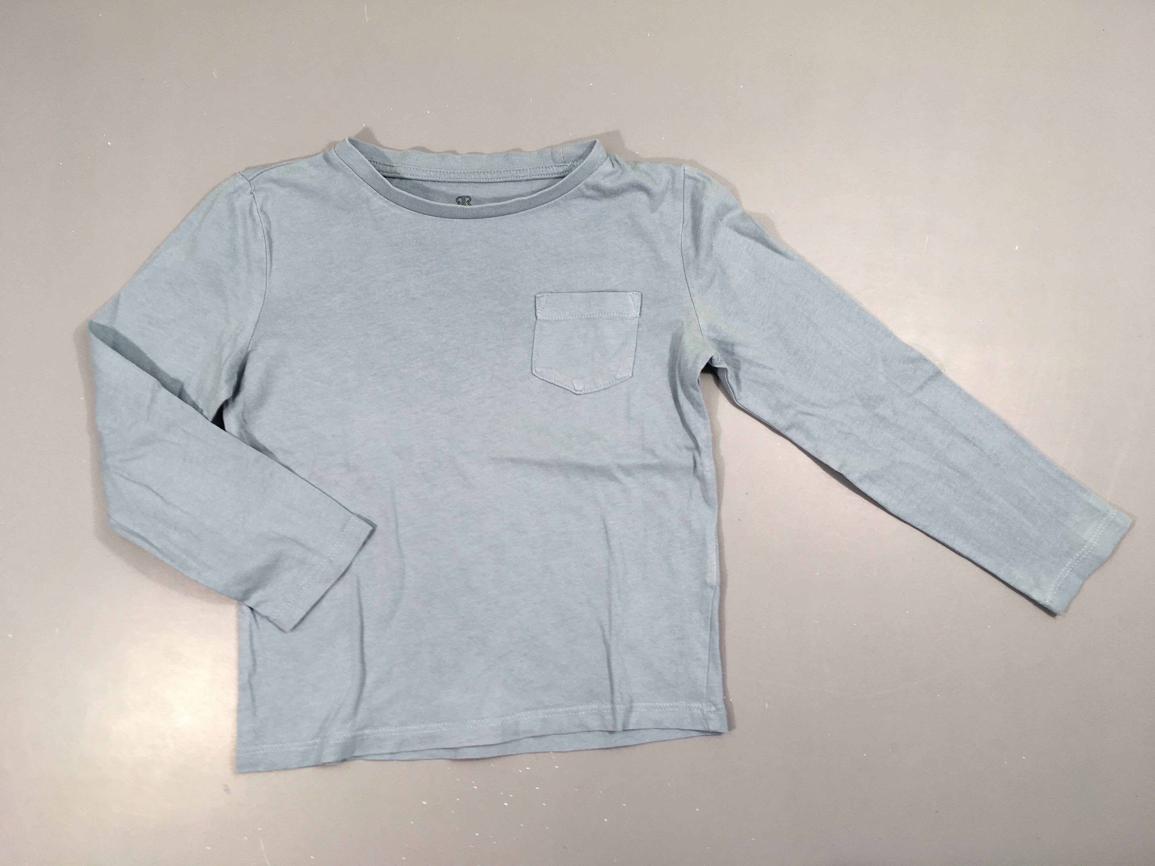 T-shirt m.l bleu clair poche, légèrement bouloché