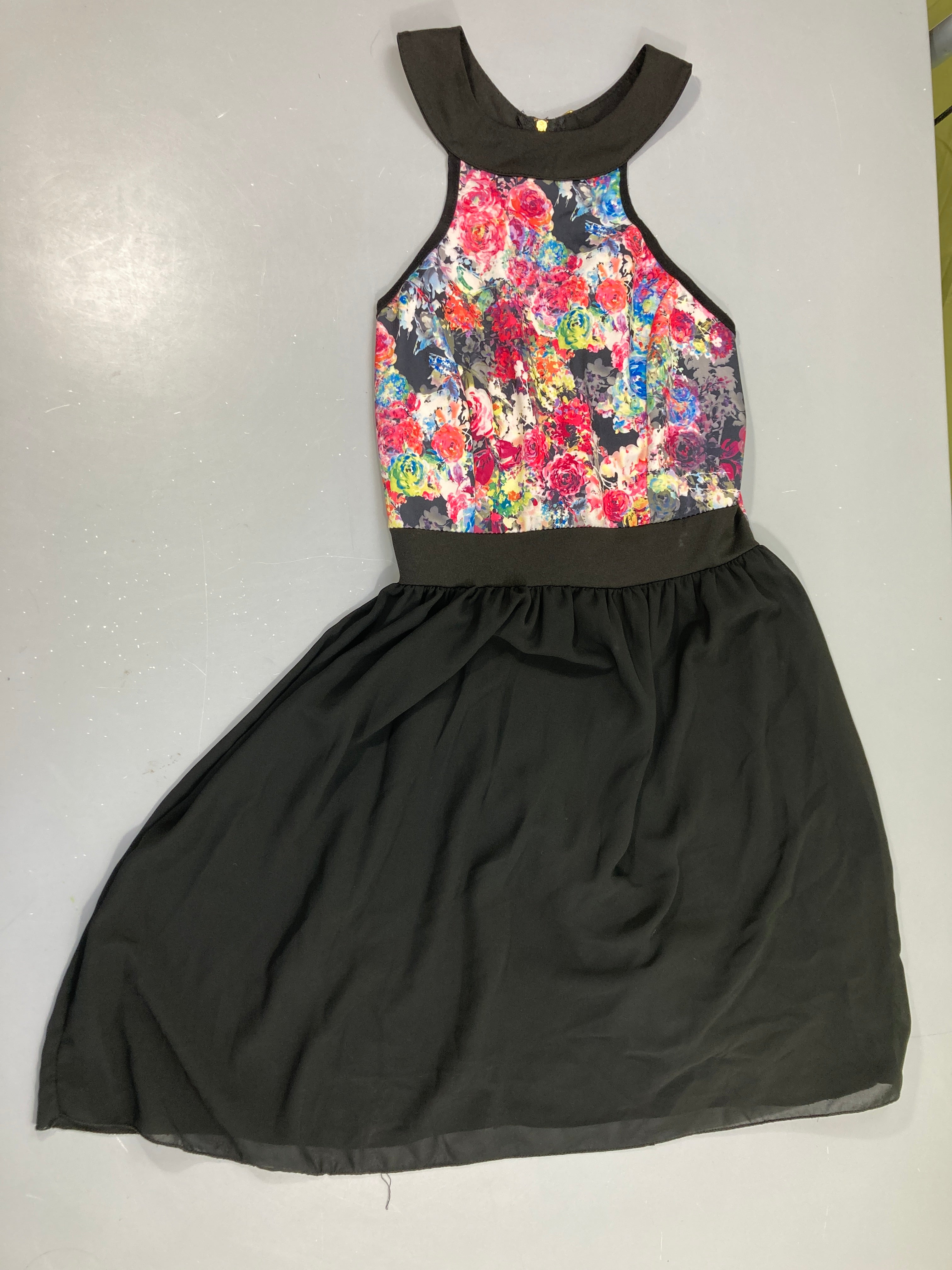 Robe fines bretelles voile noir fleurs, taille estimée