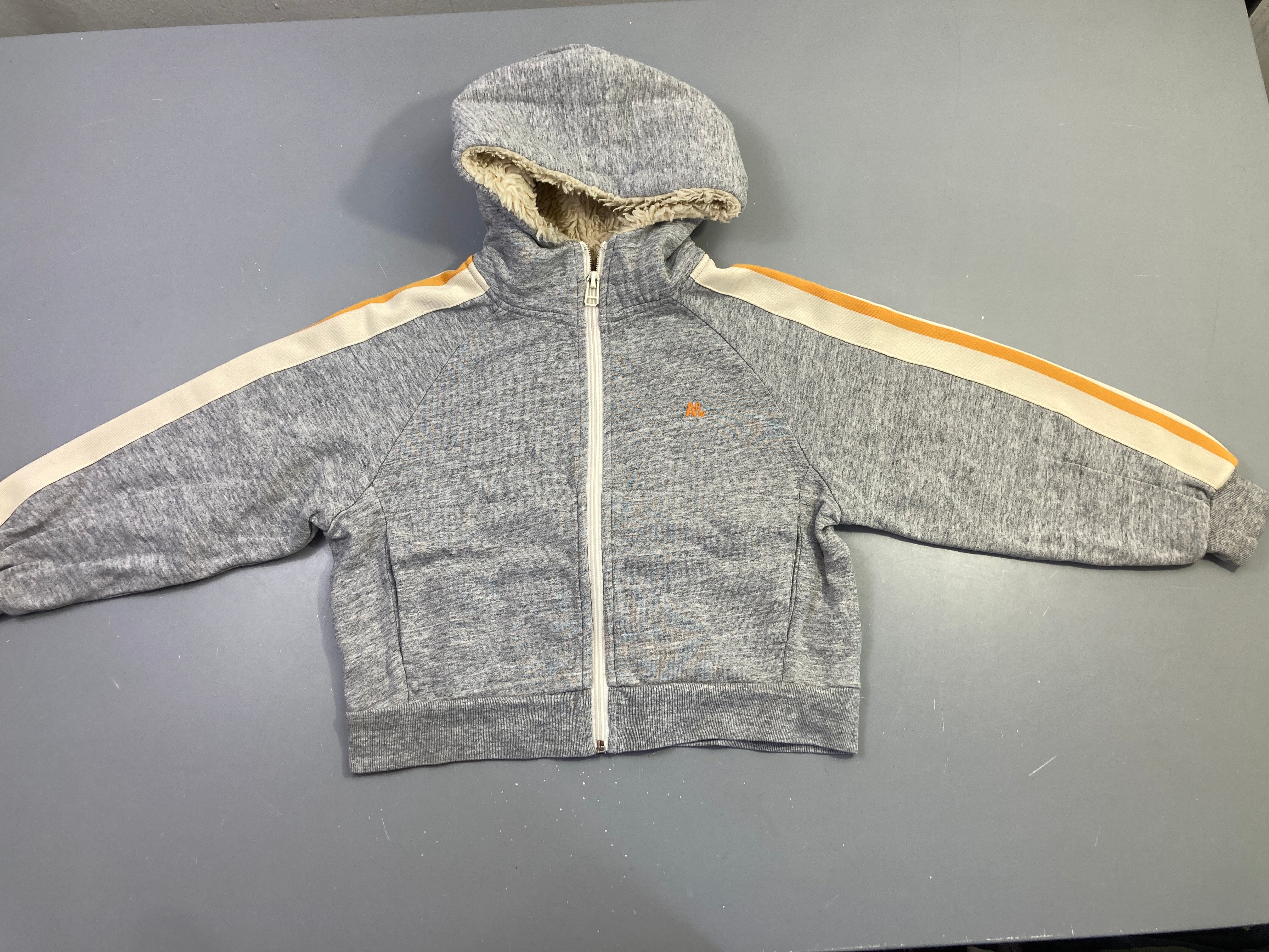 Sweat zippé à capuche gris chiné capuche doublée sherpa Bandes écru-orange Bouloché