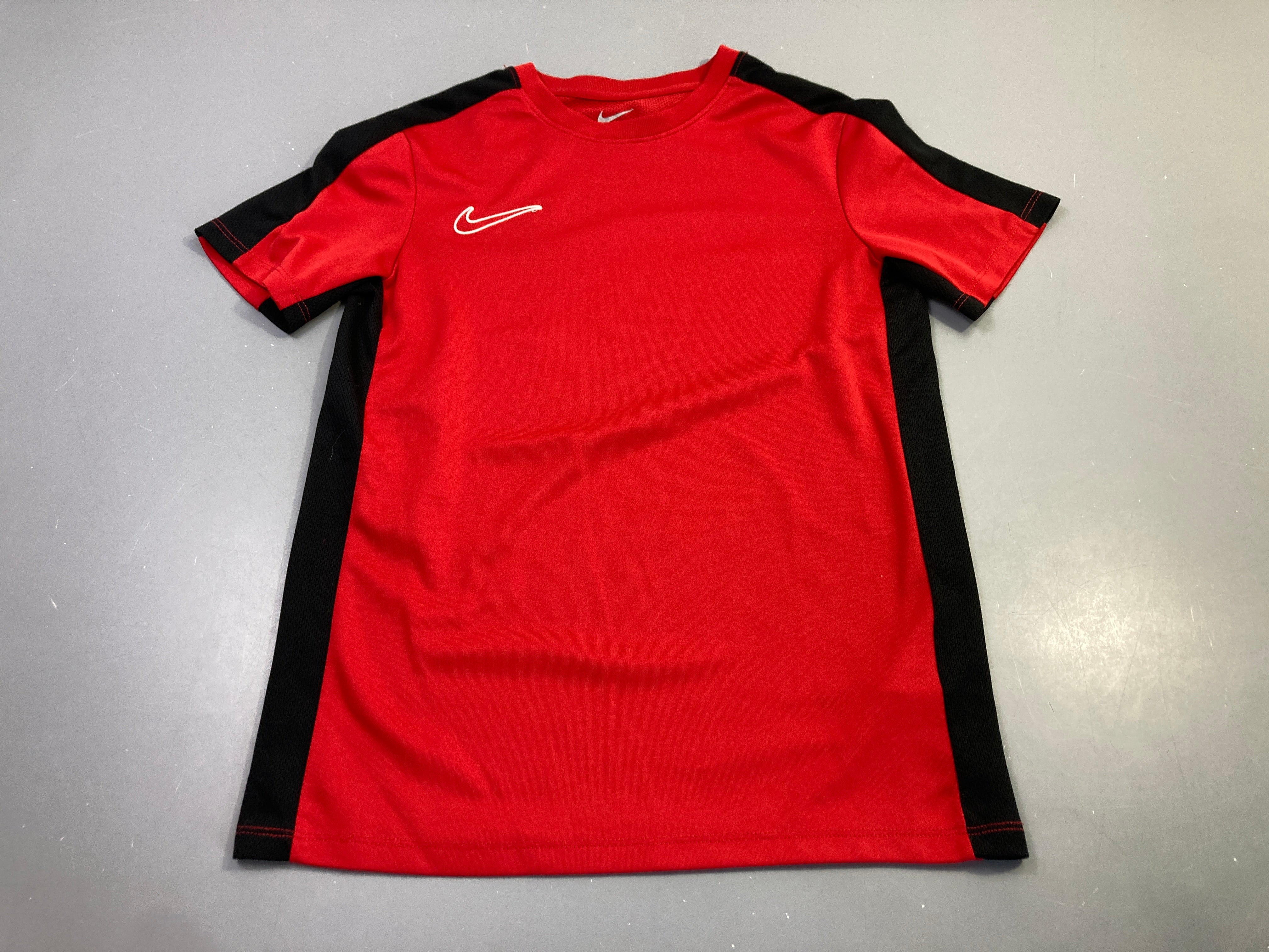 T-shirt m.c rouge bandes noires foot