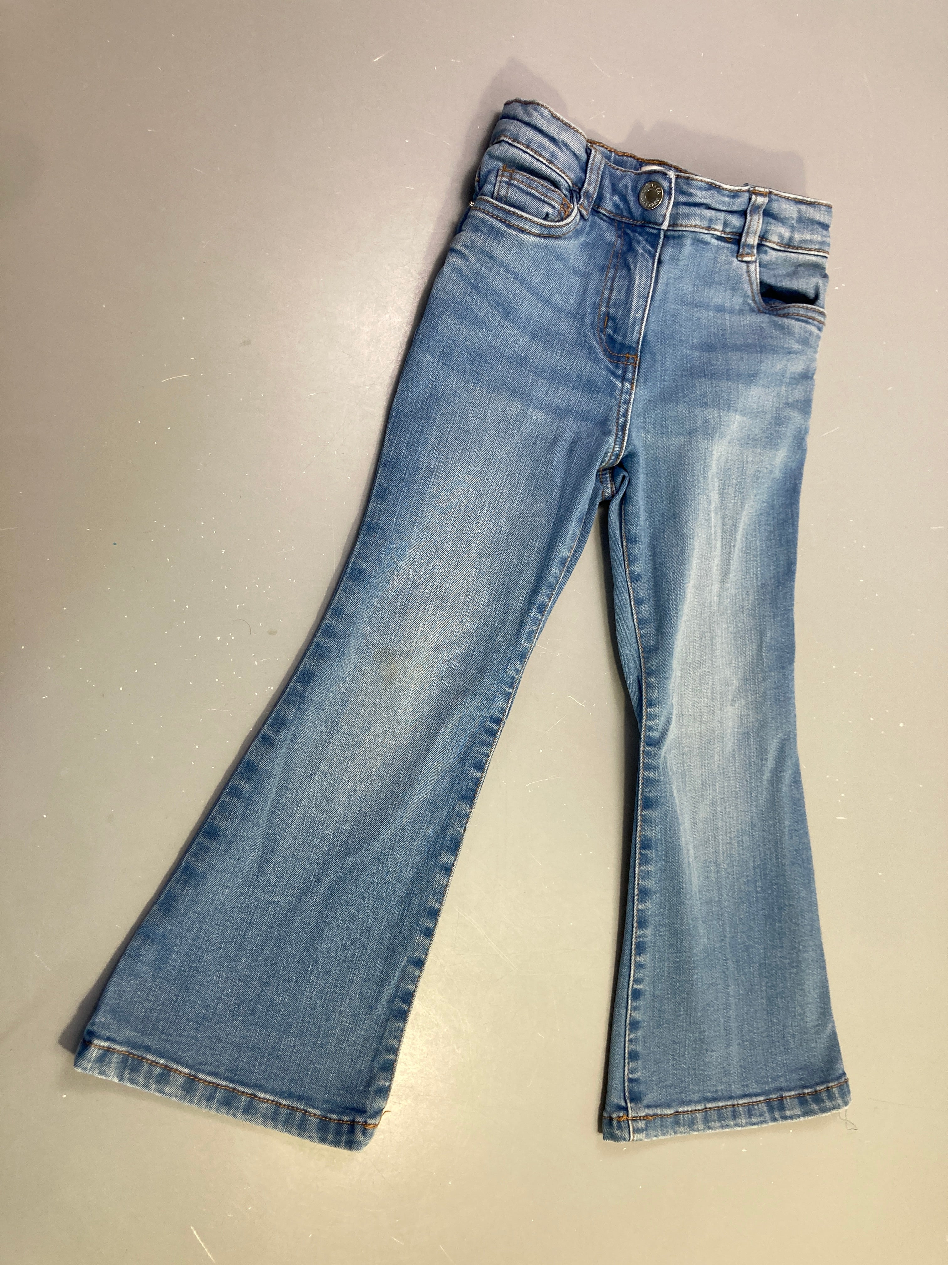 Pantalon jean bleu clair Flare Petite tache genou droit