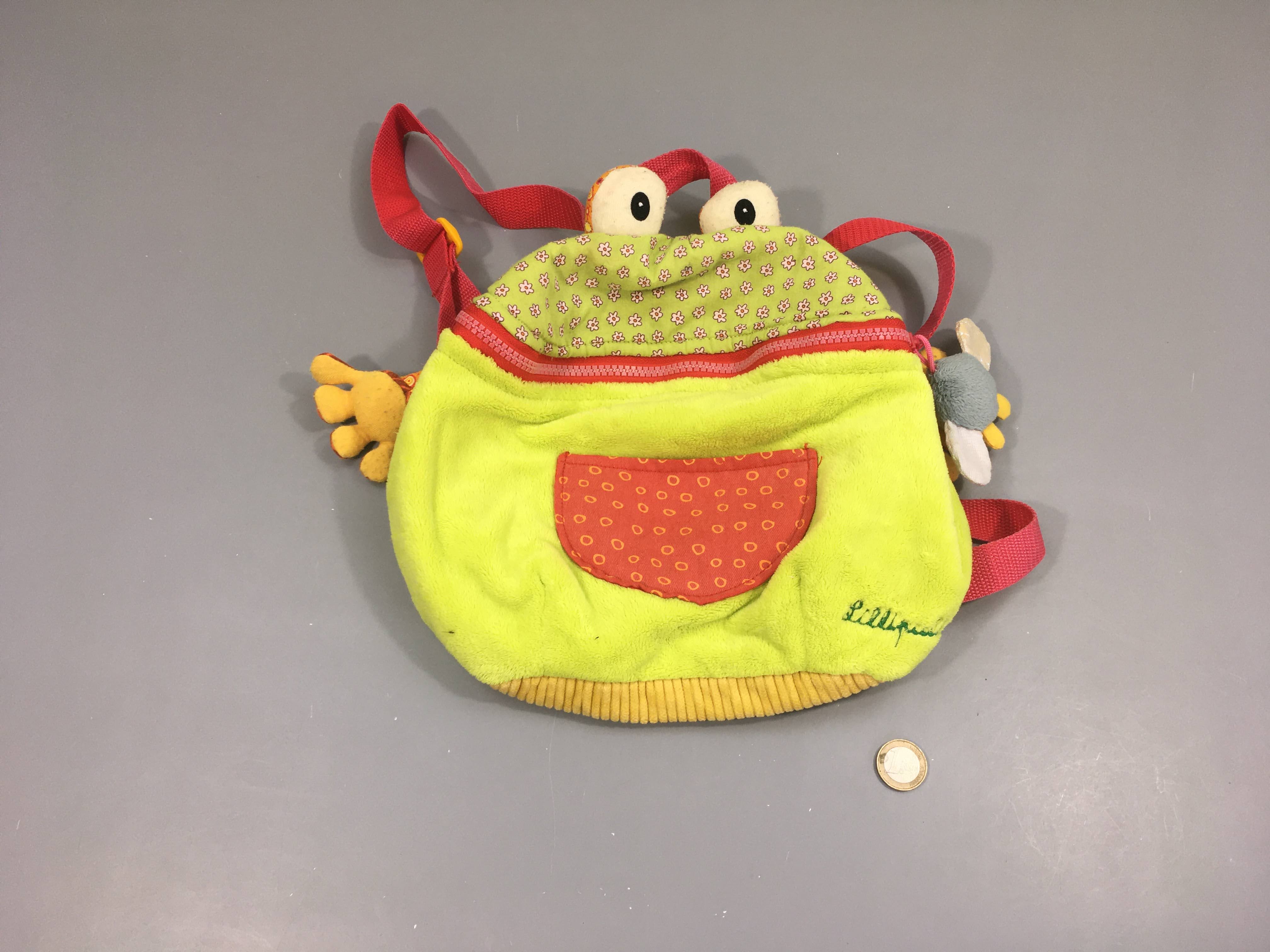 Petit sac à dos velours grenouille, légèrement bouloché