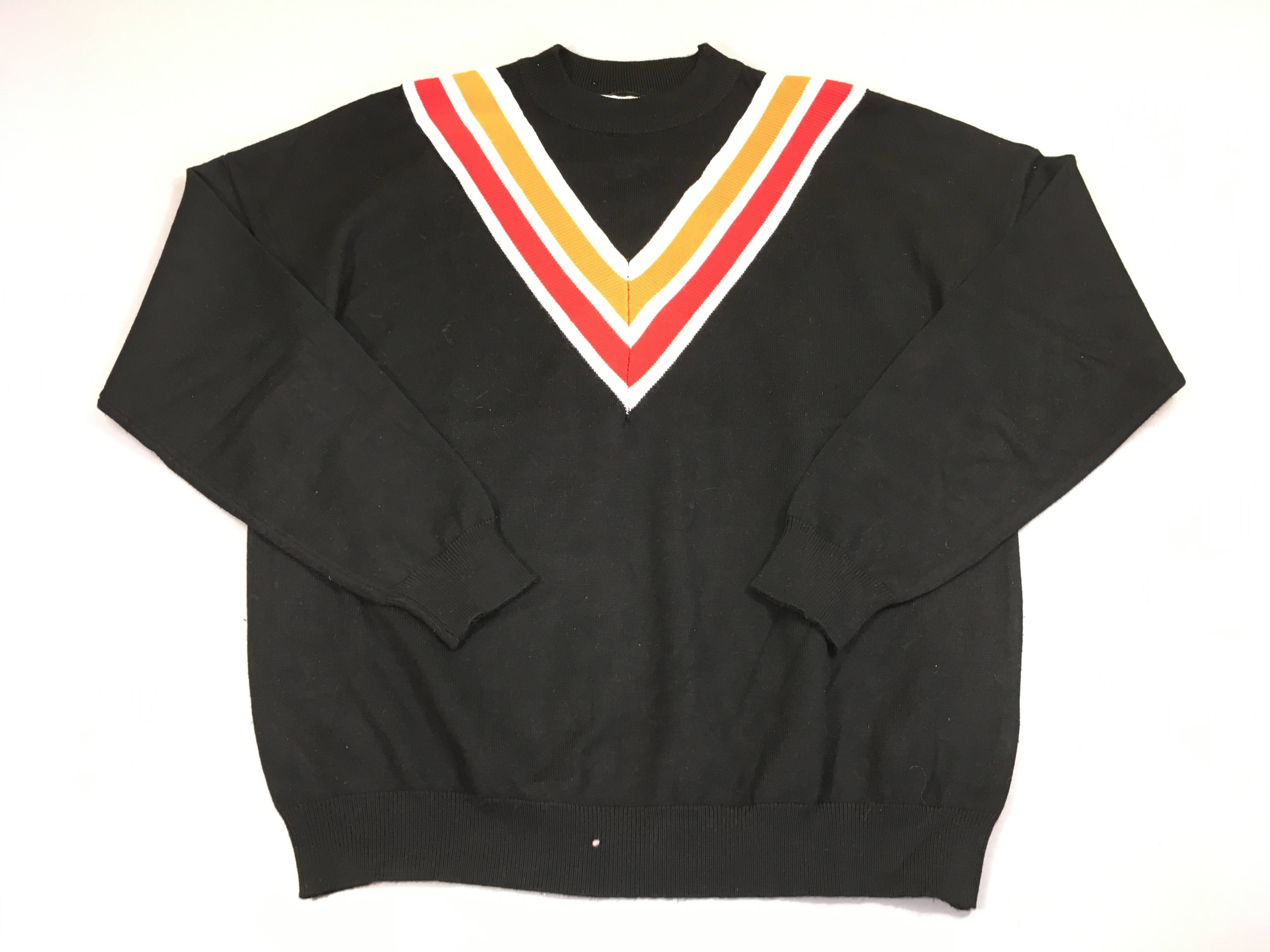 Pull noir effet col V superposé arc-en-ciel