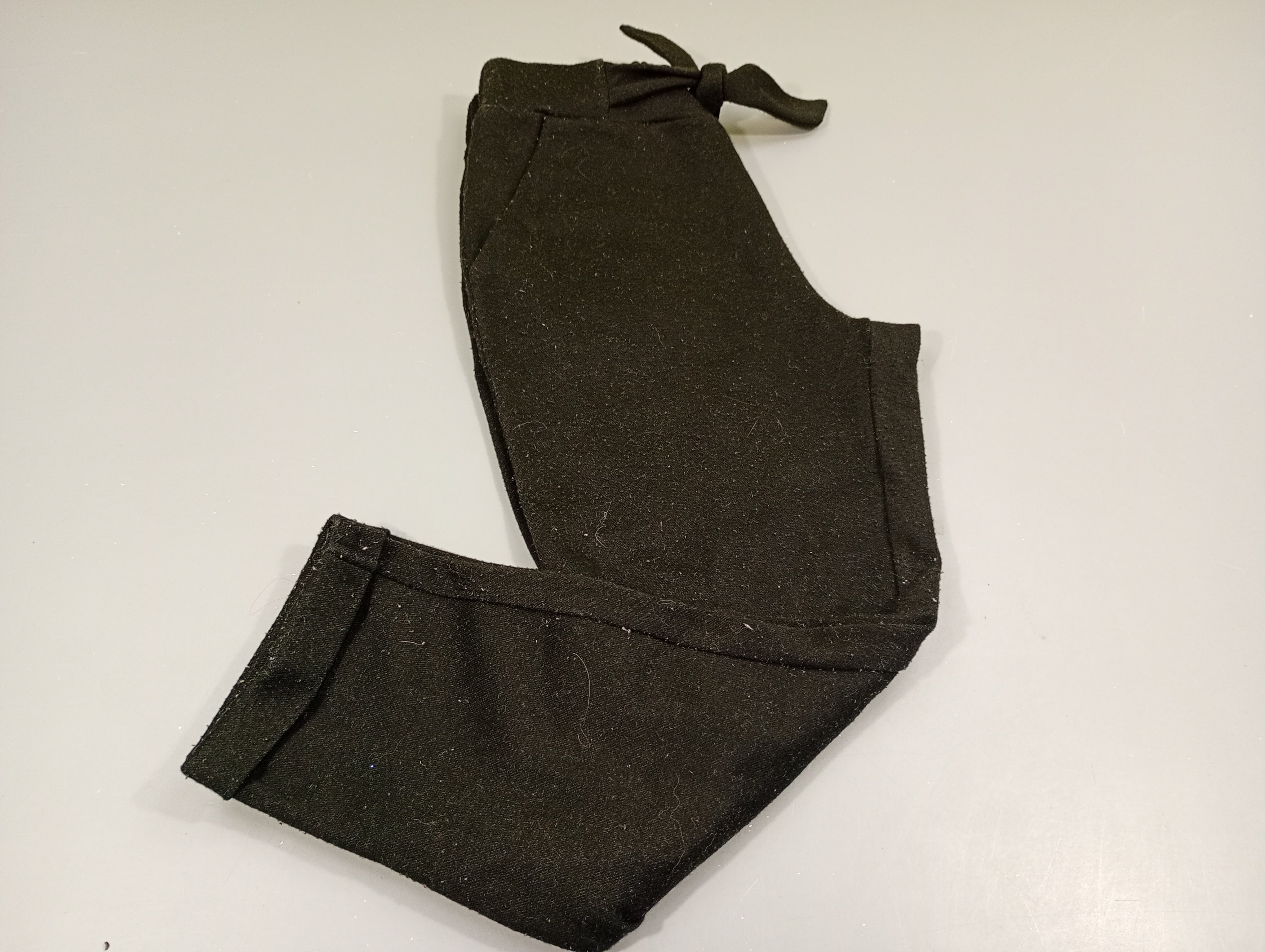 Pantalon molleton noir à revers . Petit prix car bouloché