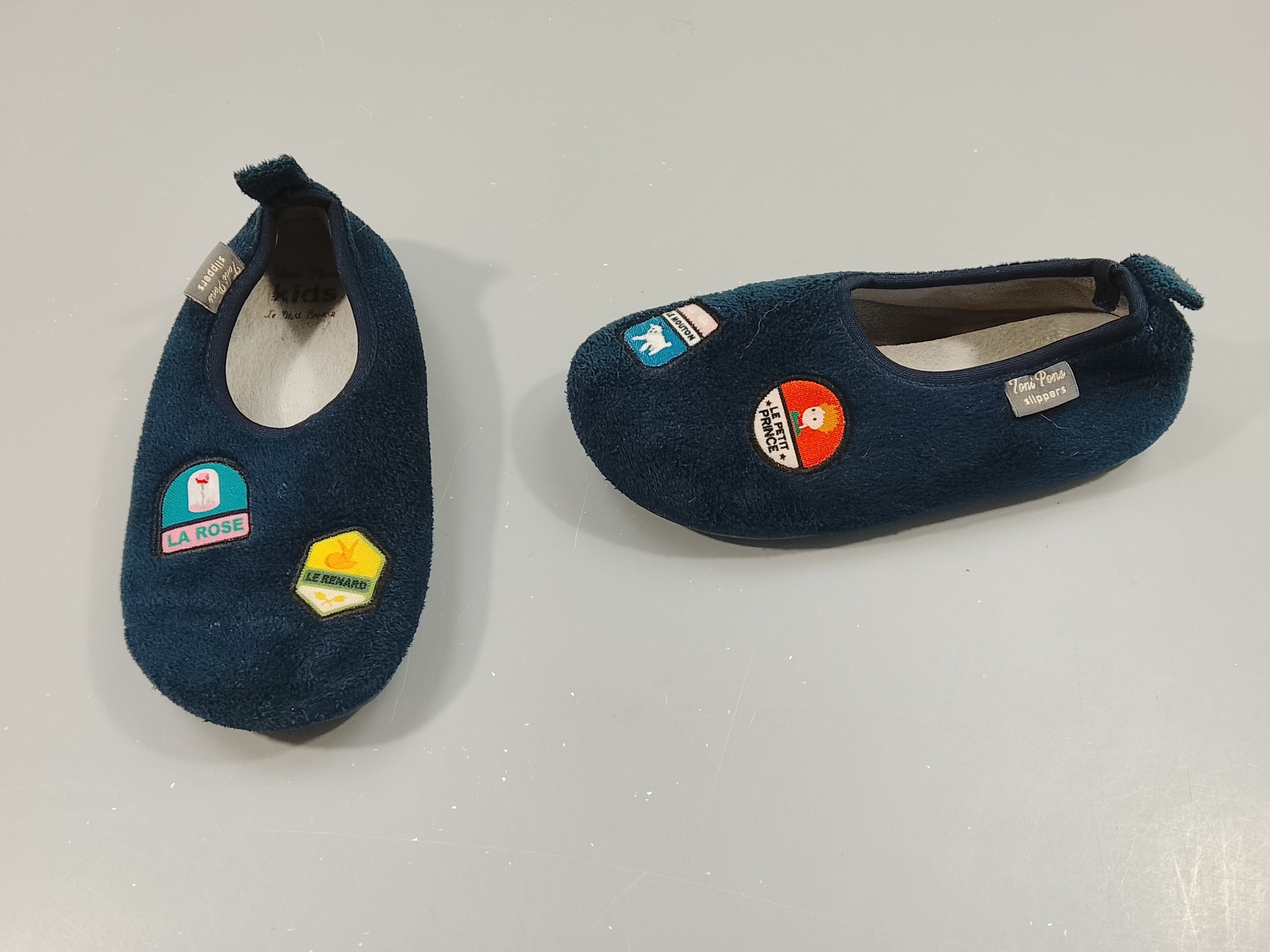 Pantoufles Toni Pons  bleu marine , écussons motifs Petit Prince (30)