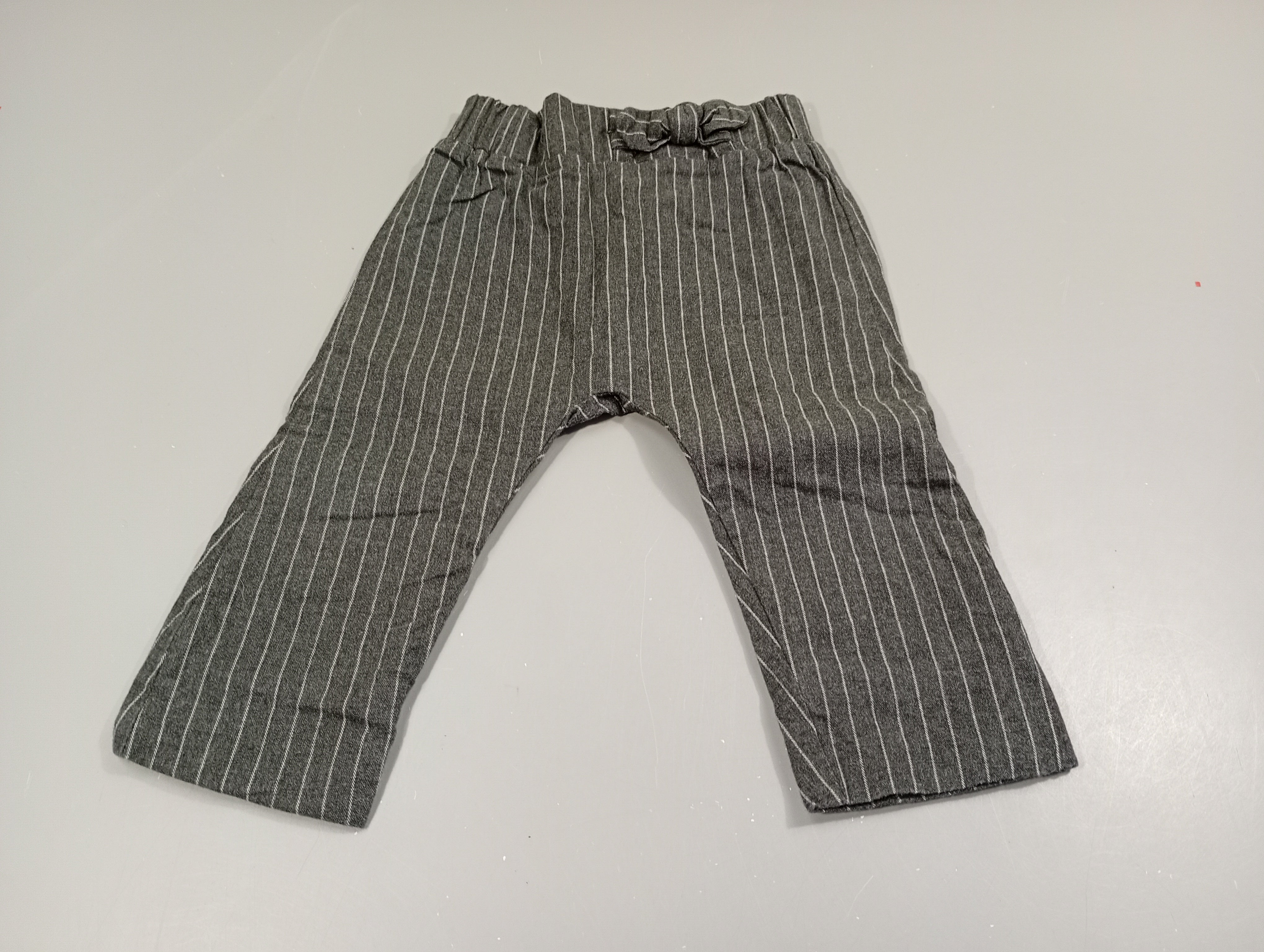 Pantalon gris chiné ligné blanc , petit noeud sur le côté