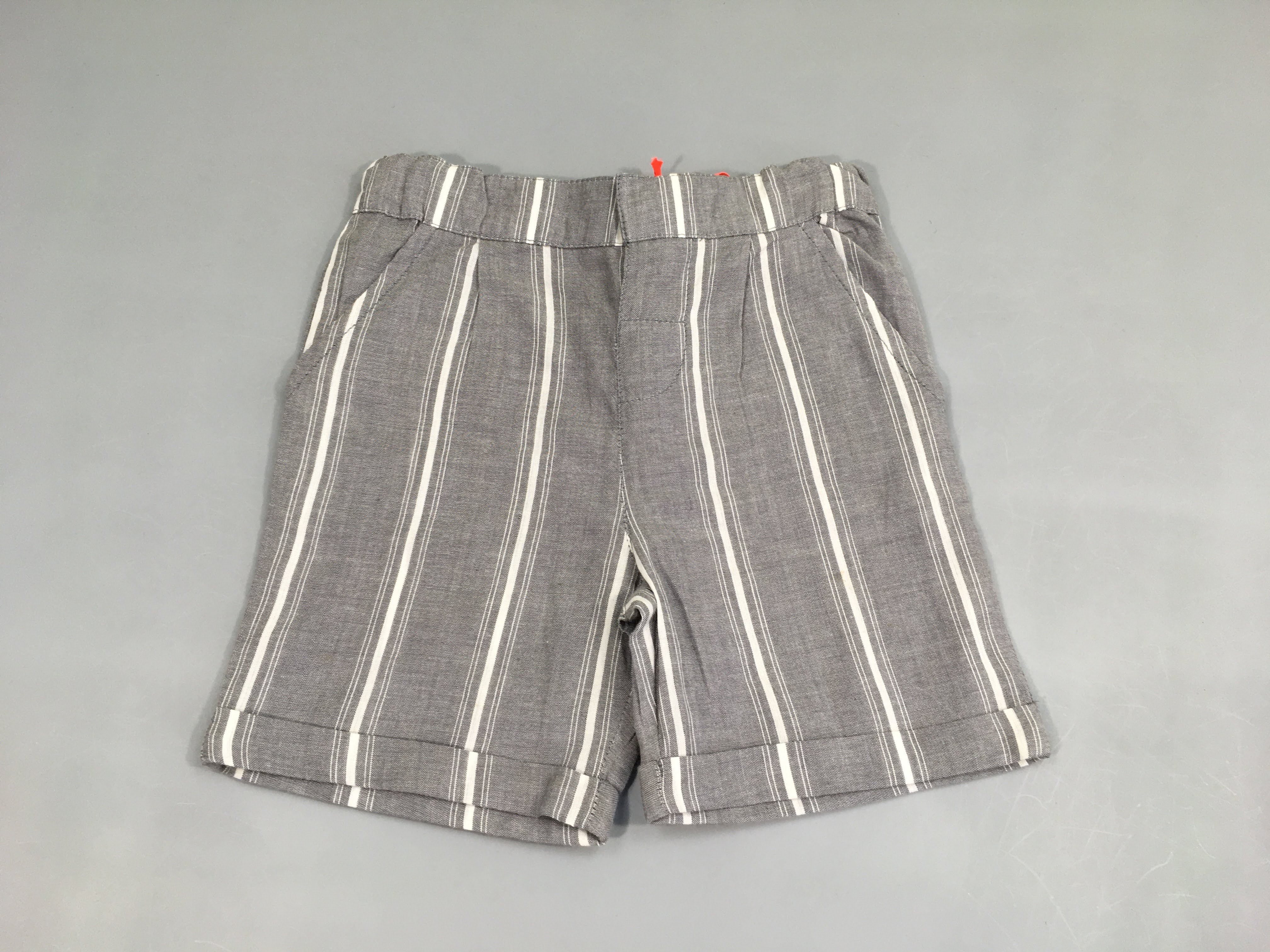 Bermuda chino léger gris ligné blanc revers