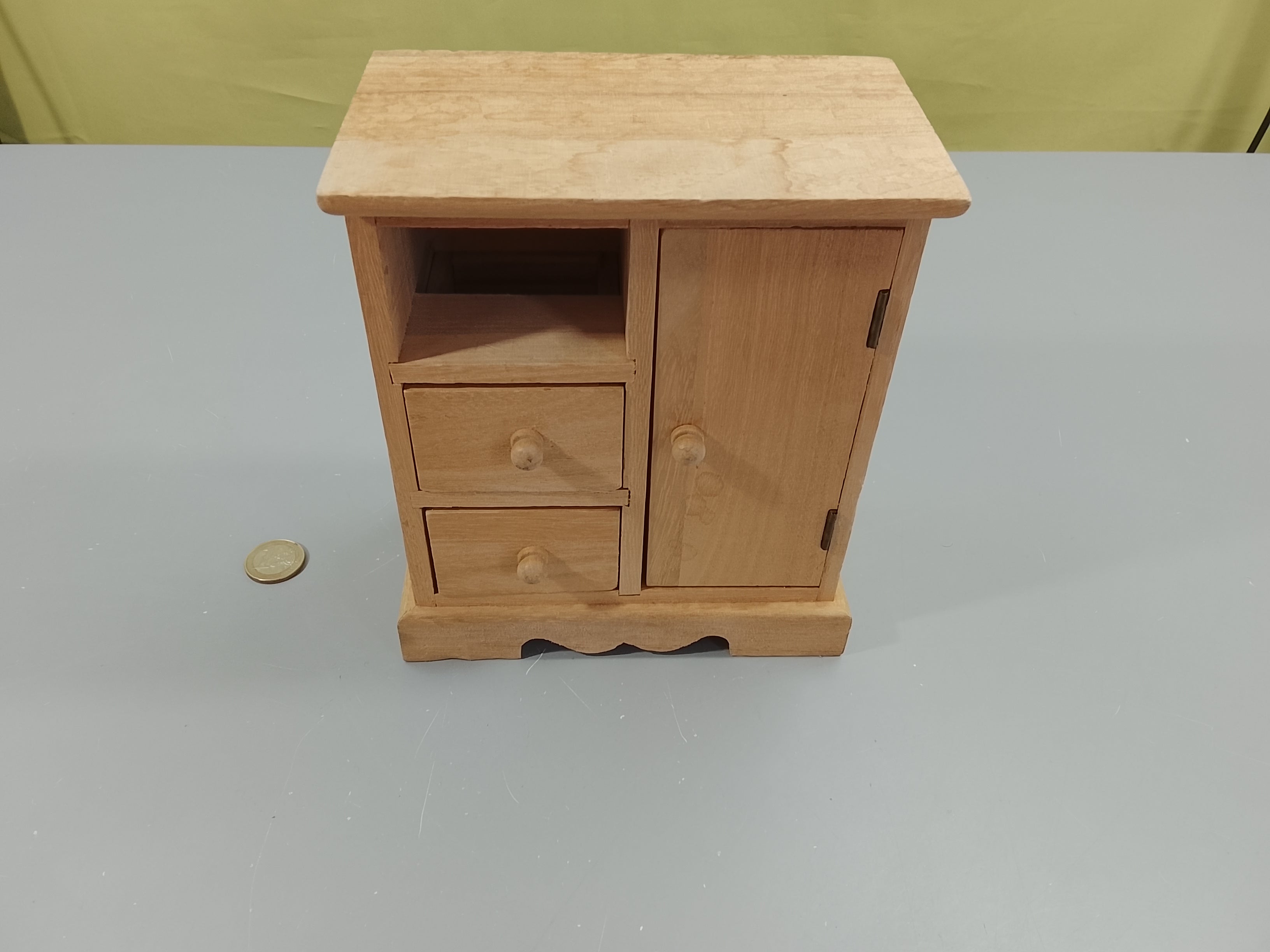 Petite armoire en bois (manque untiroir)