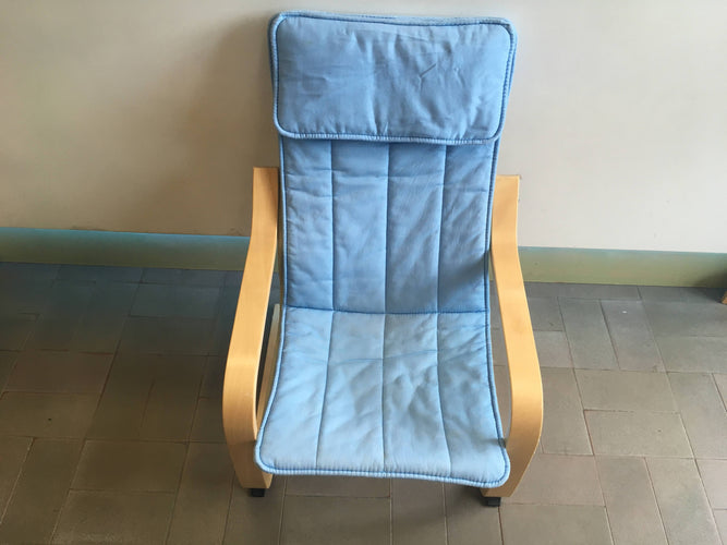 Fauteuil POÄNG avec housse bleue un peu délavée, moins cher chez Petit Kiwi
