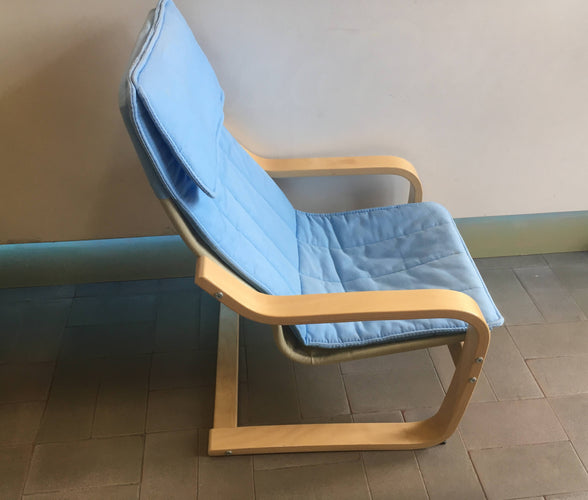 Fauteuil POÄNG avec housse bleue un peu délavée, moins cher chez Petit Kiwi