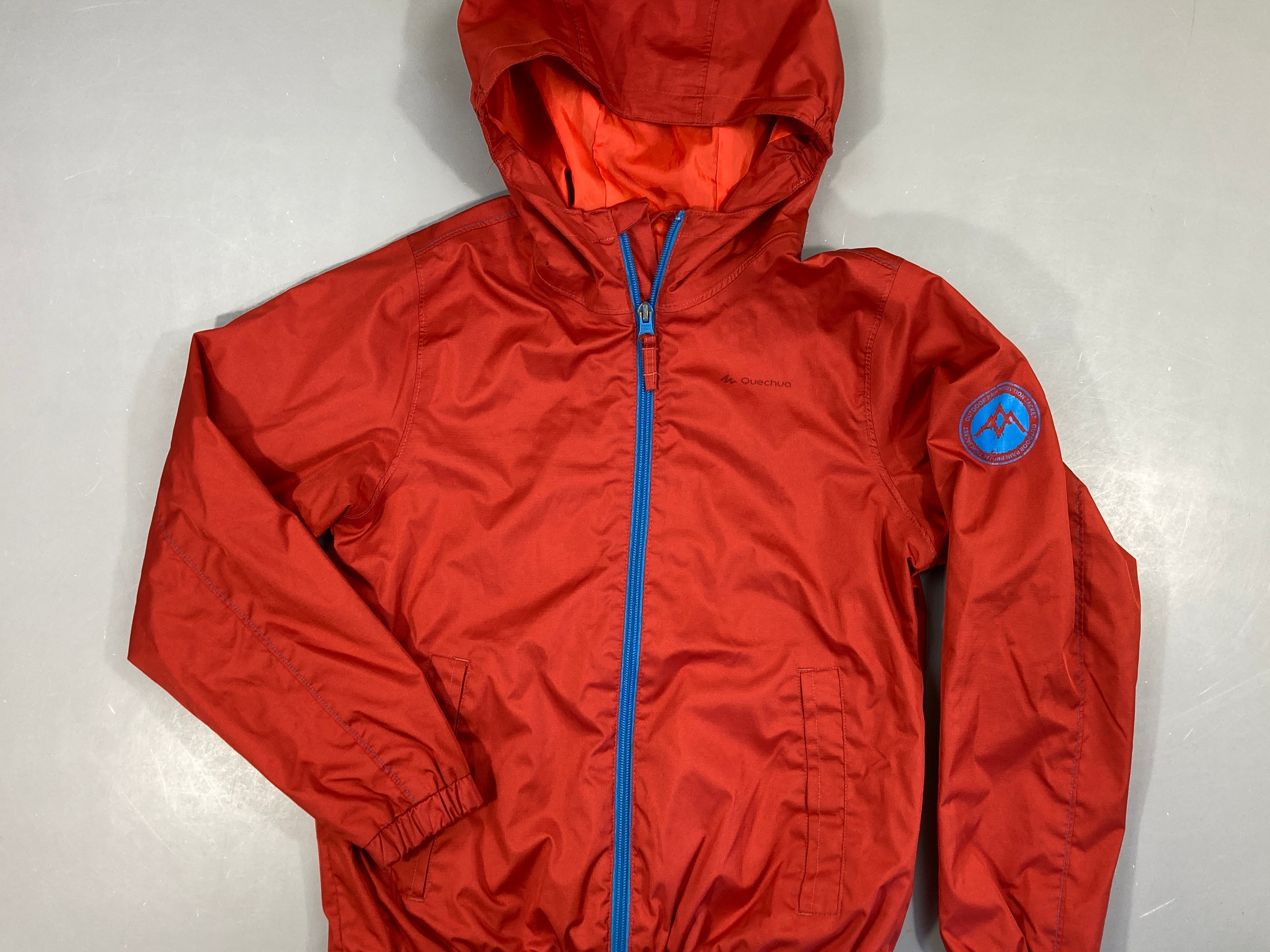 Veste coupe-vent rouge à capuche