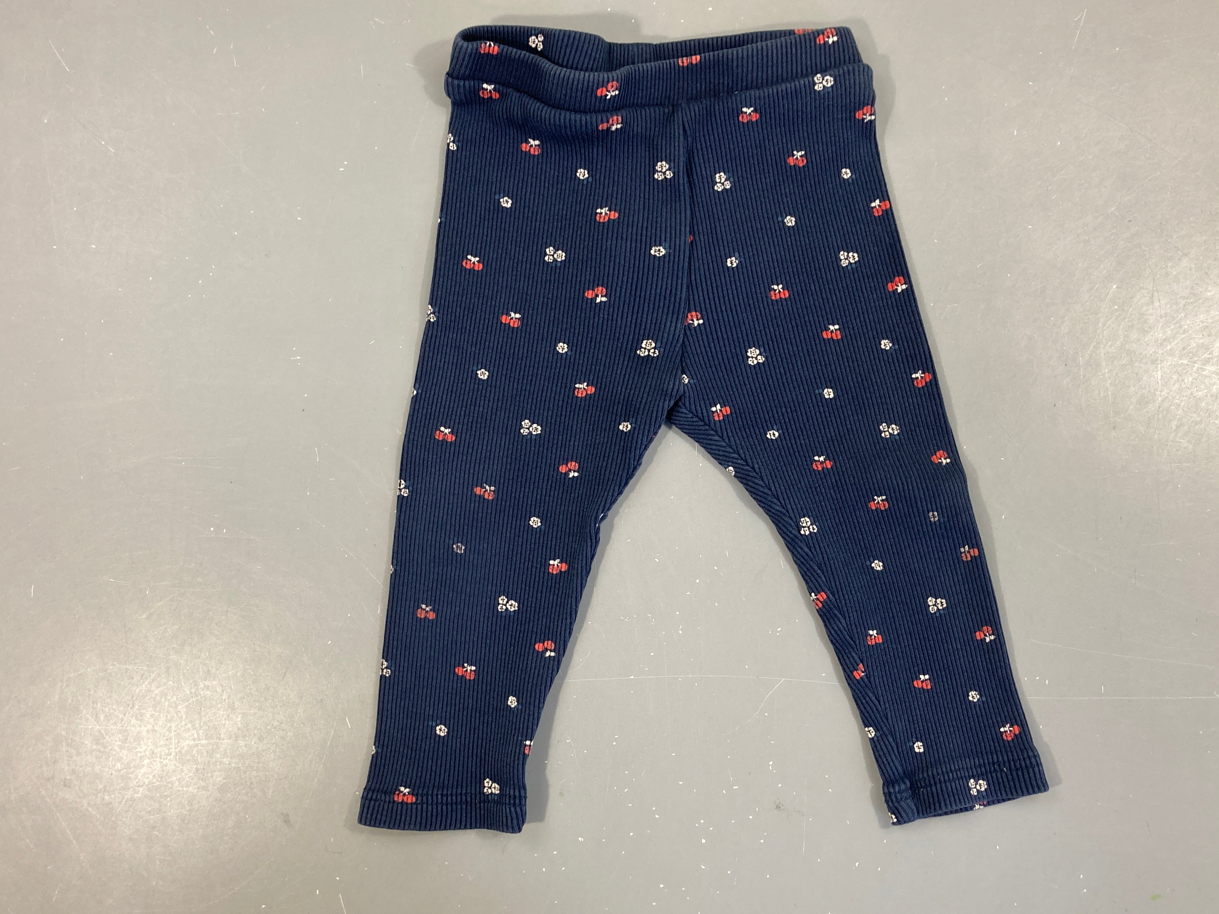 Legging côtes bleu marine fleurs, un peu décoloré