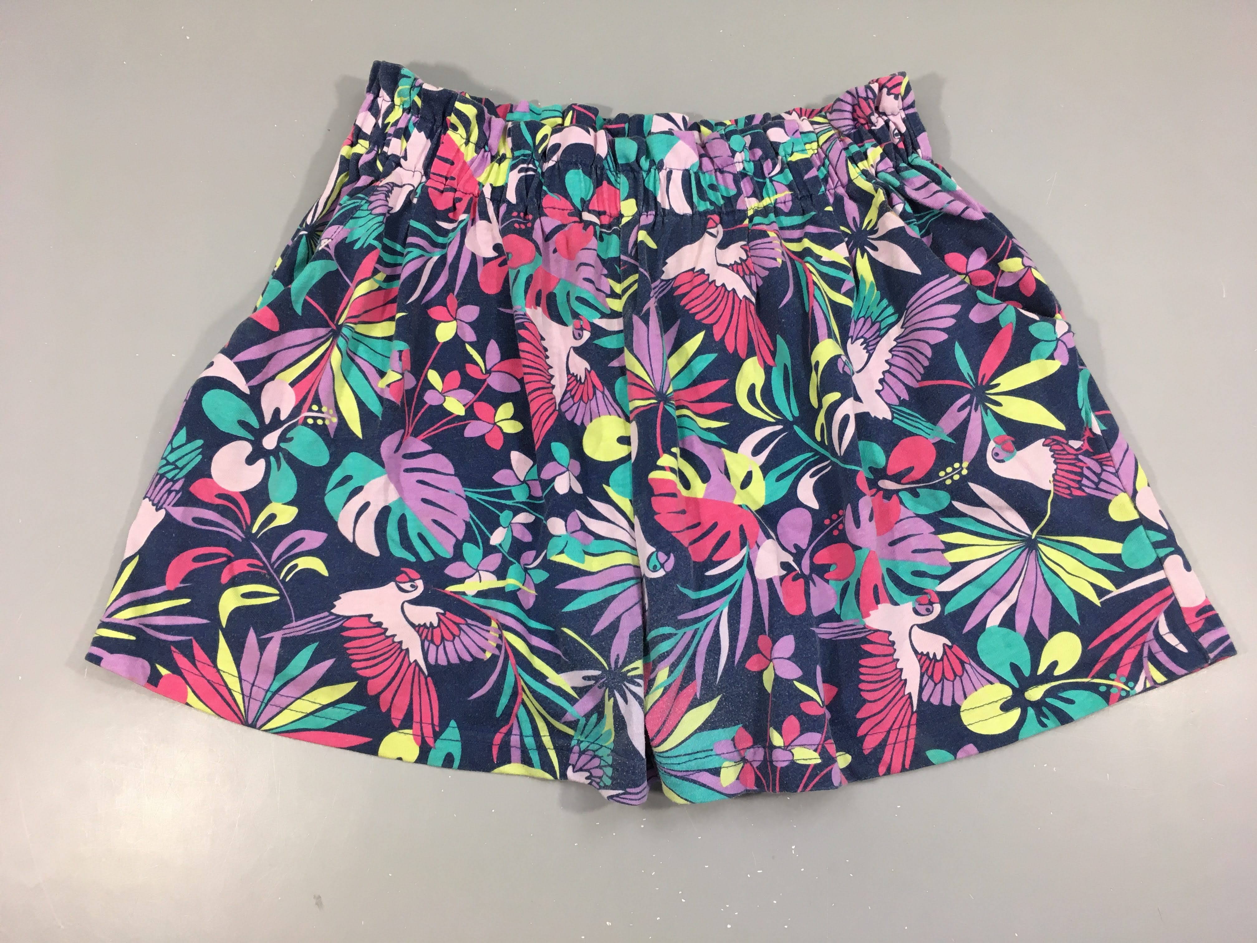 Short jersey bleu feuillage rose vert oiseaux un peu décoloré