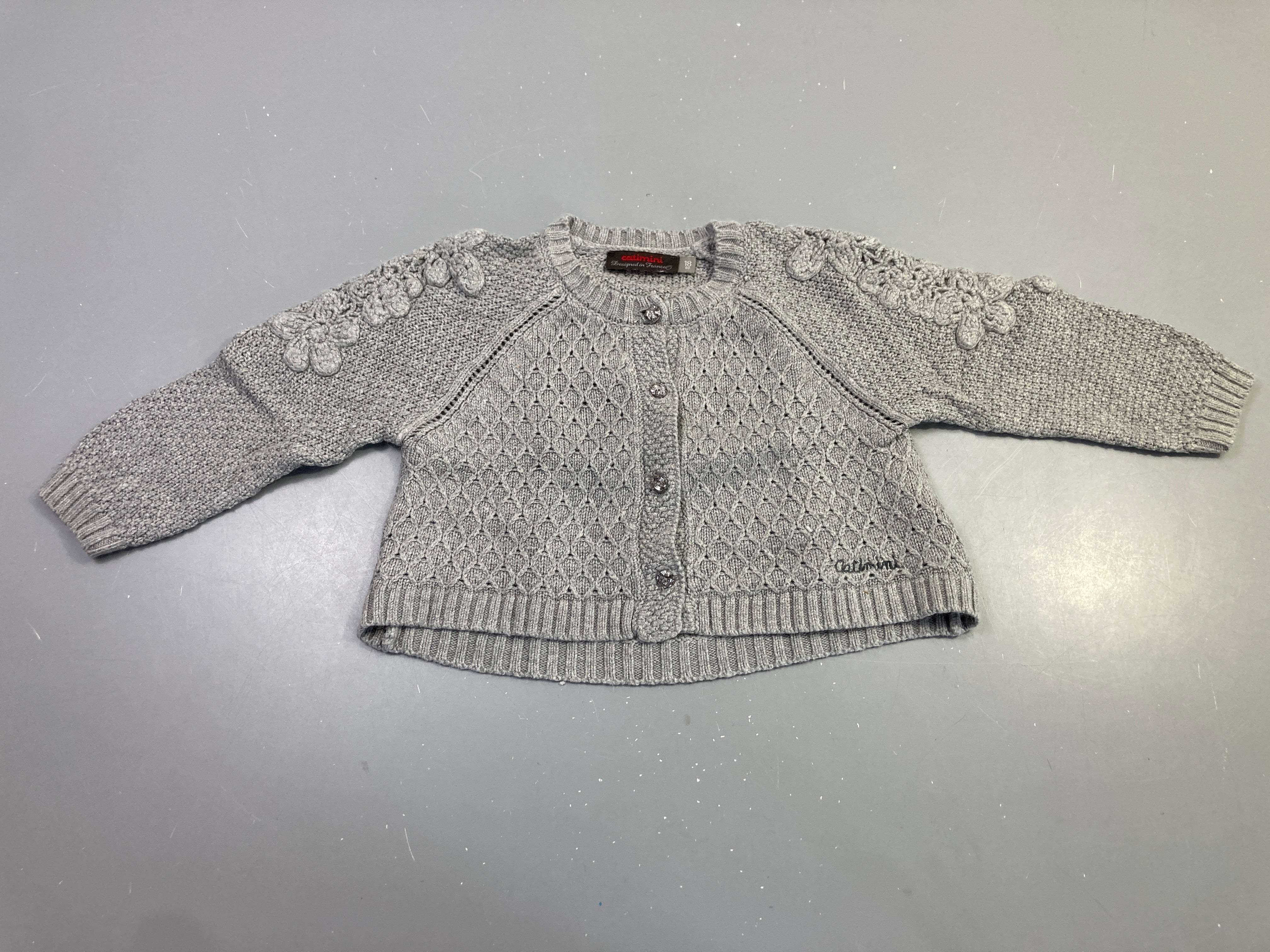 Gilet tricot gris fleurs brodées