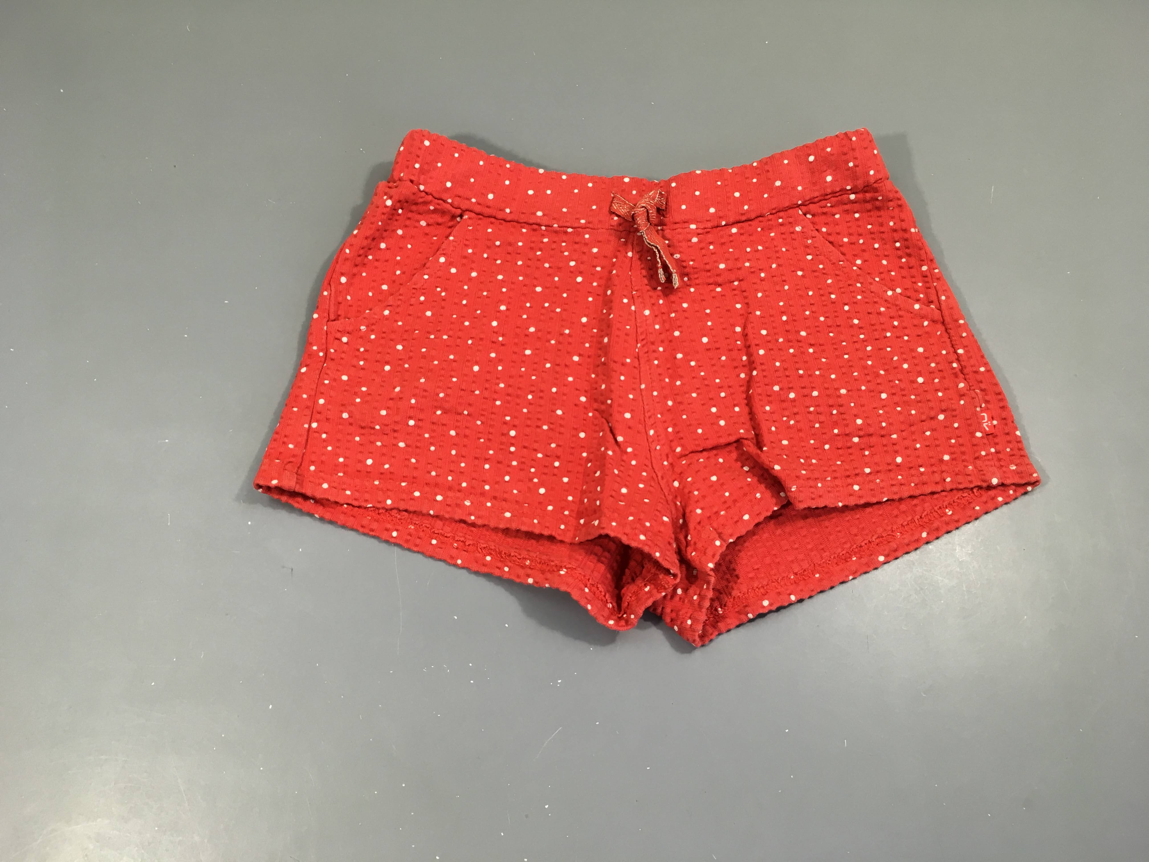 Short texturé rouge pois blanc
