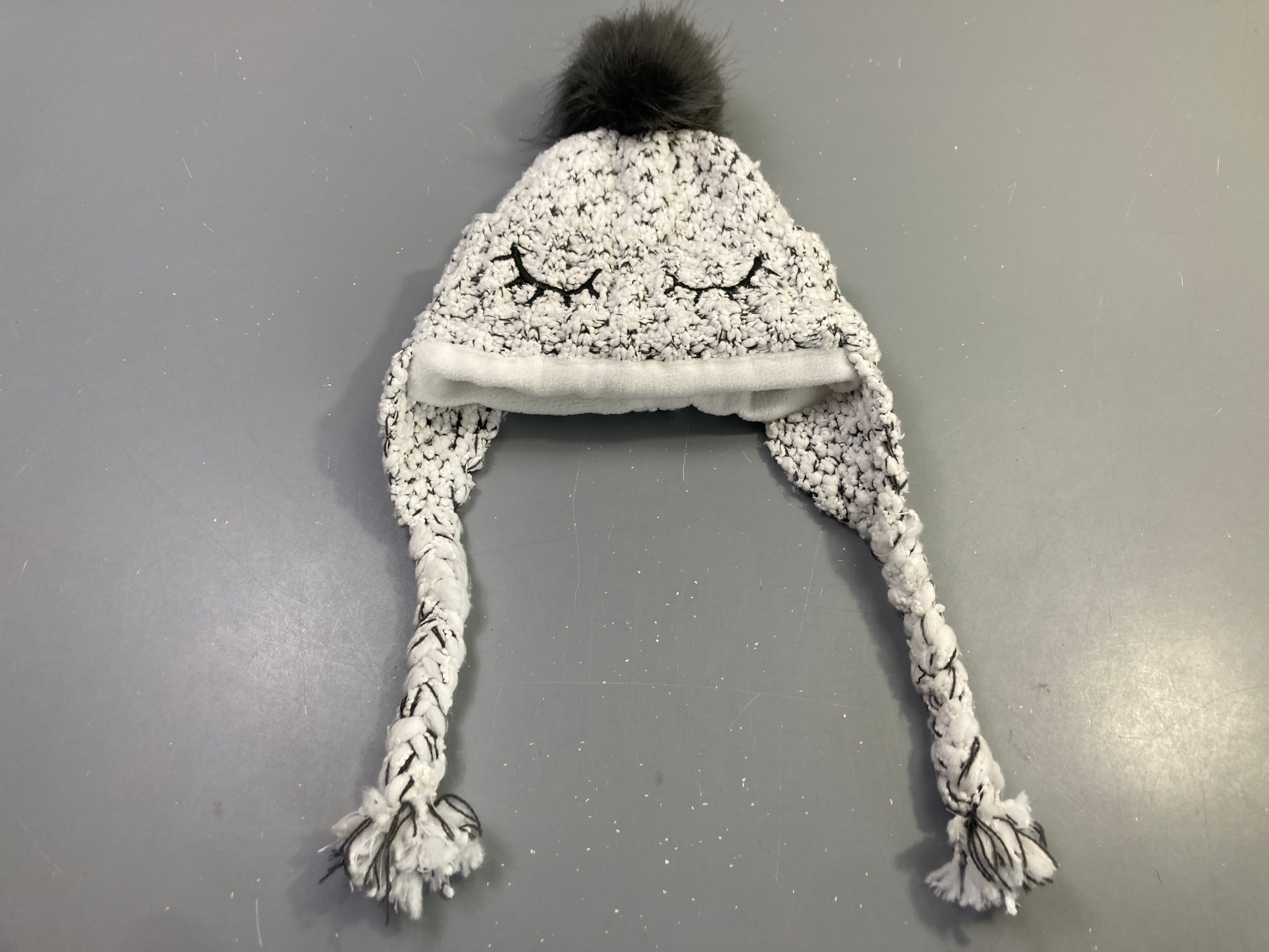 Bonnet chapka blanc pompon gris visage brodé, 50cm