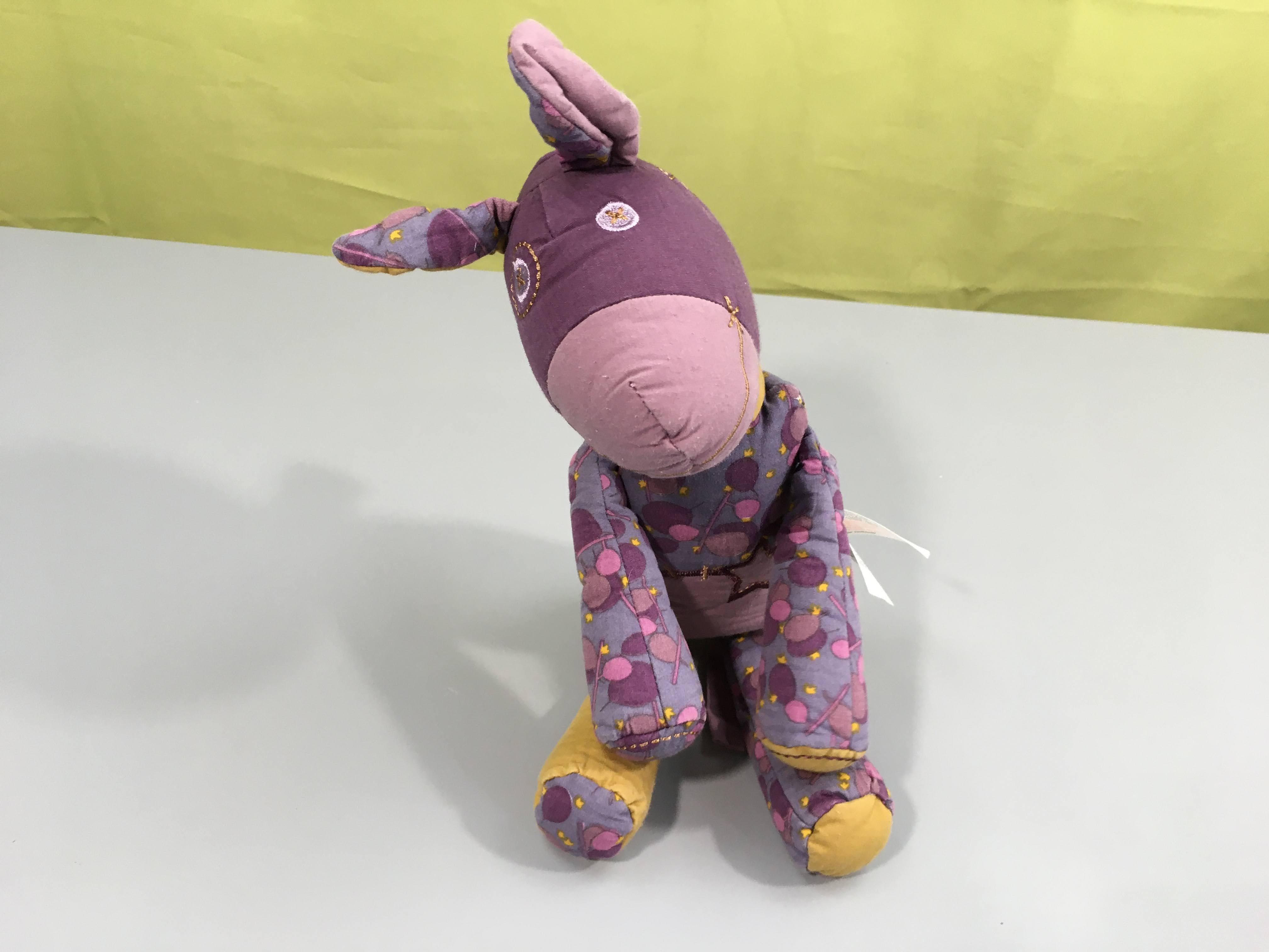 Peluche mauve âne, légèrement décolorée