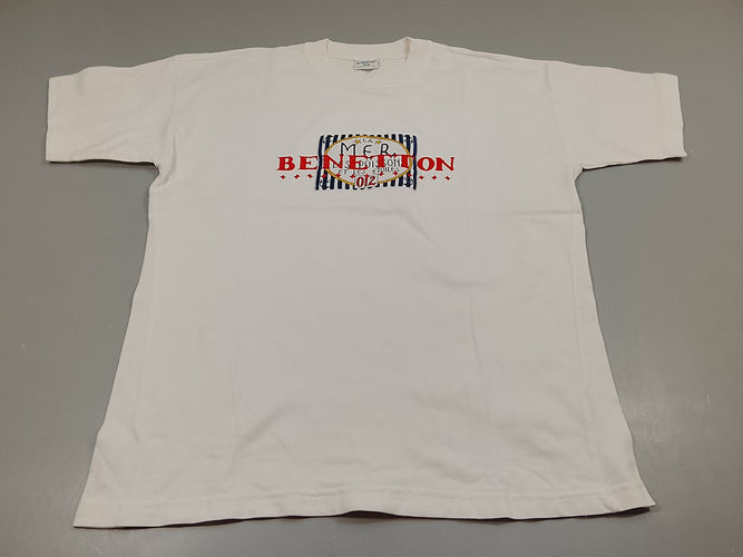 T-shirt m.c blanc , écusson drapeau ligné blanc, bleu marine " mer Benetton", moins cher chez Petit Kiwi