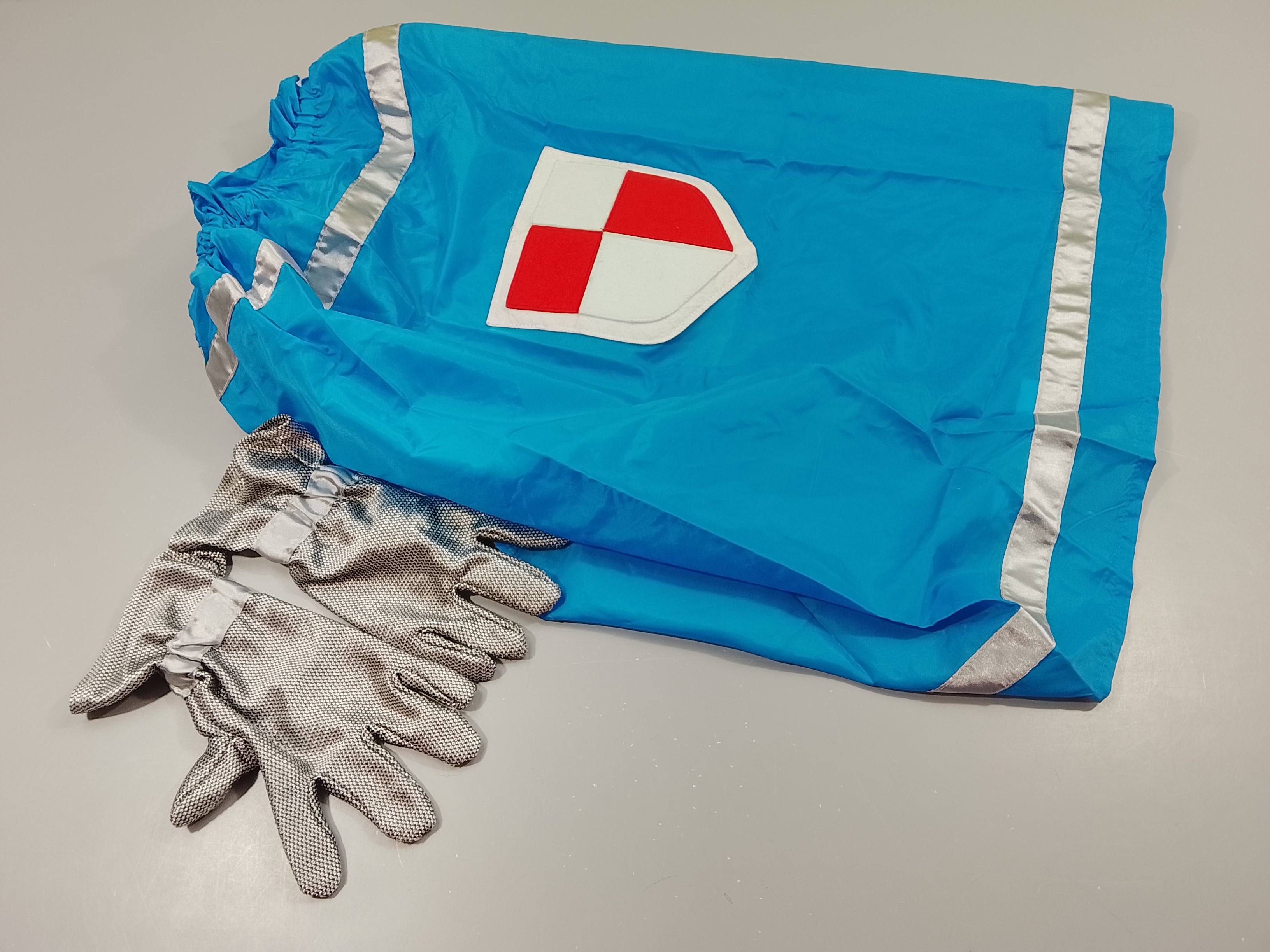 Ensemble  déguisement chevalier cape bleue + gants argentés