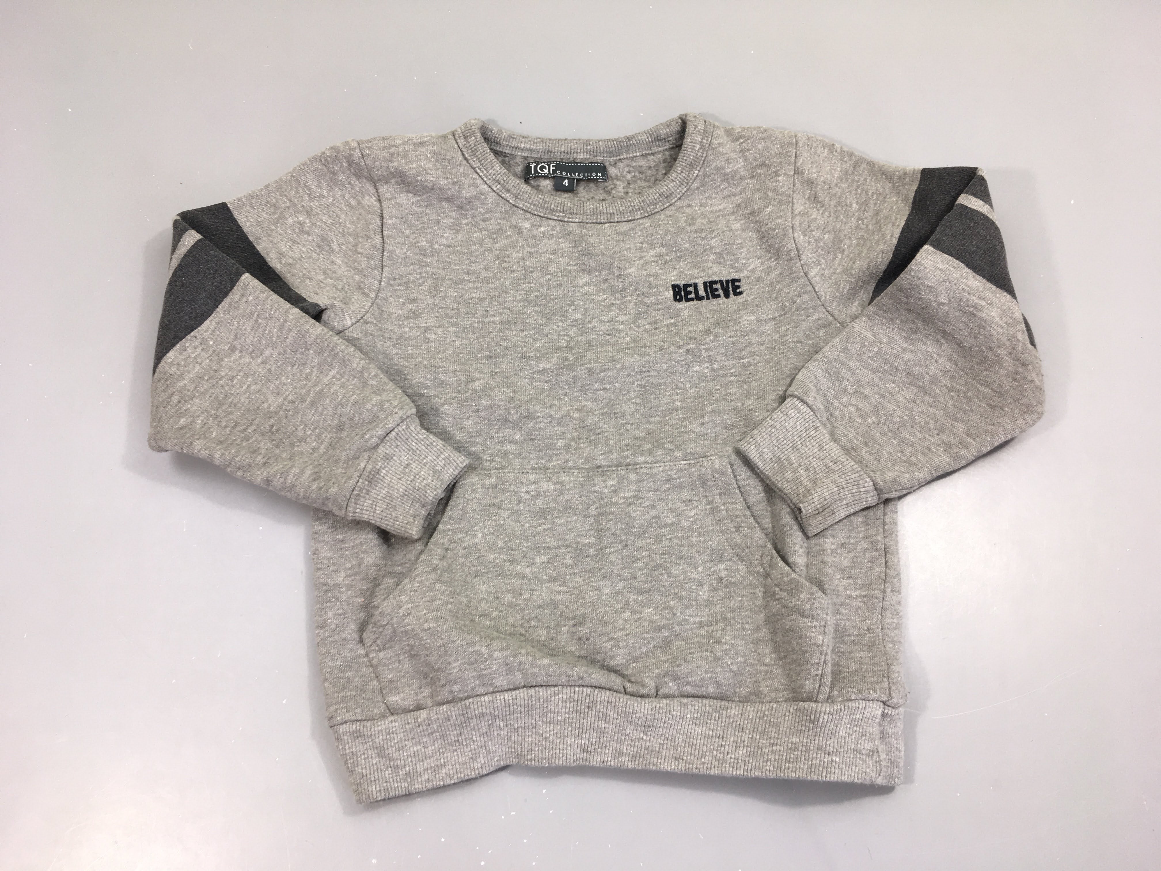 Sweat gris chiné believe, légèrement bouloché