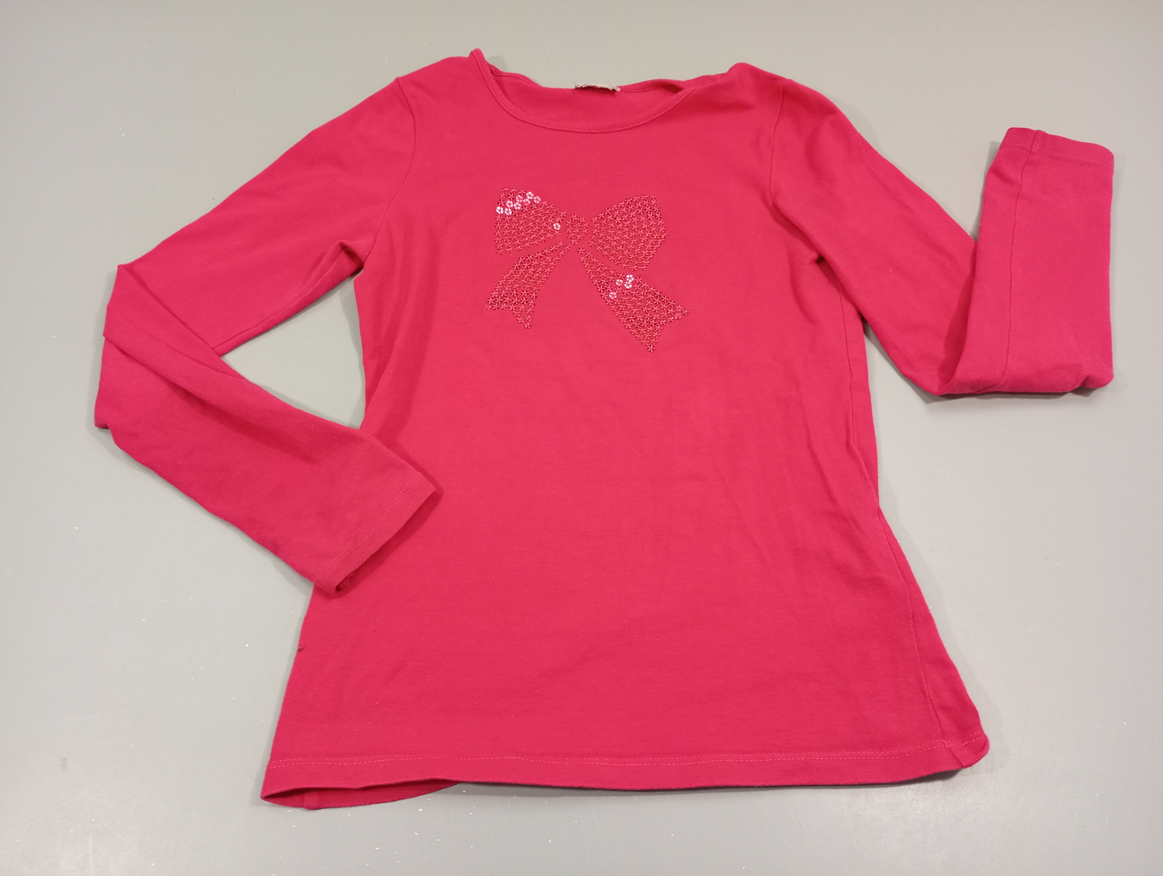 T-shirt m.l rose, noeud papillon en sequins, pas de taille indiqué, estimée 10a