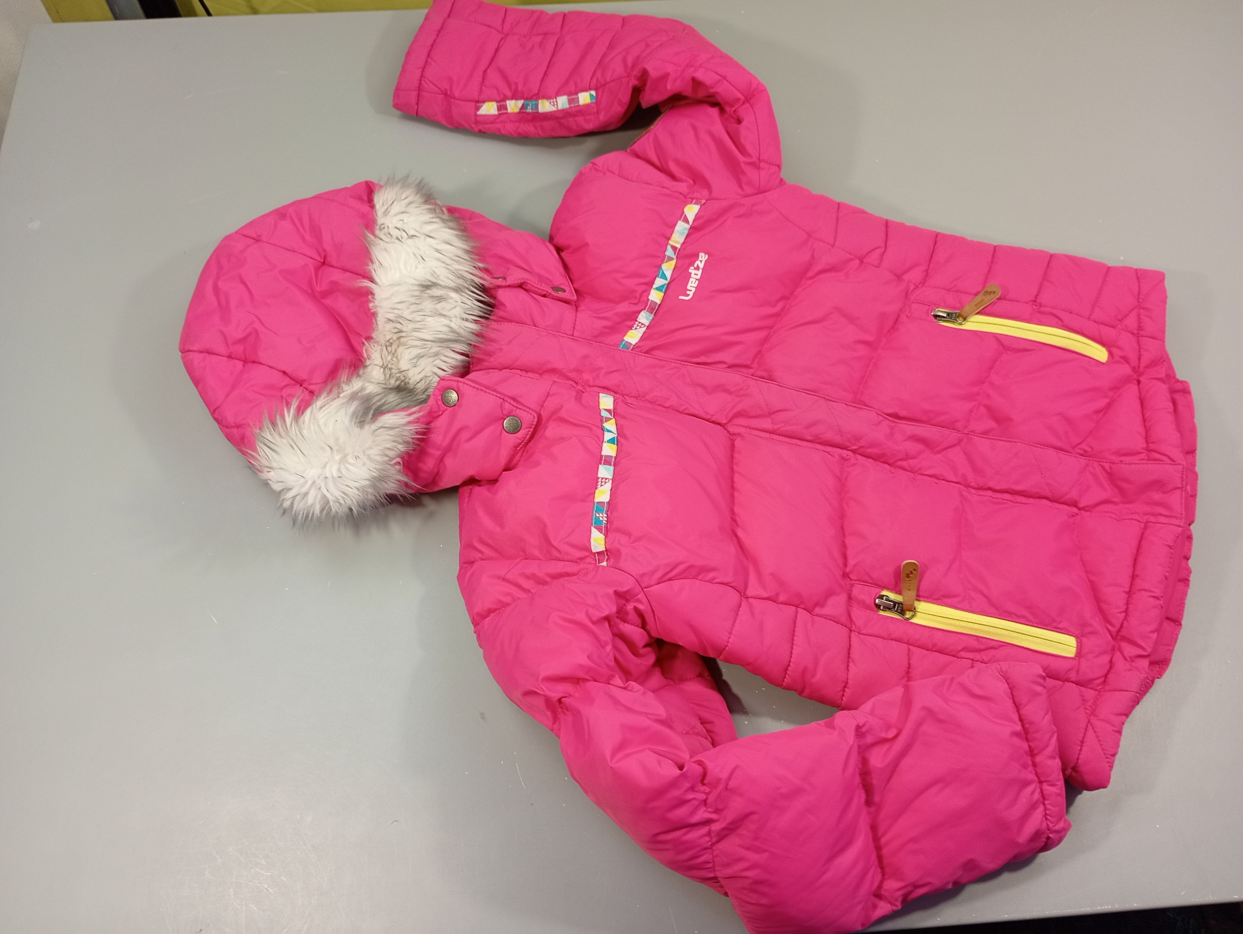 Veste de ski zippée  rose à capuche fausse fourrure, zips poches jaunes