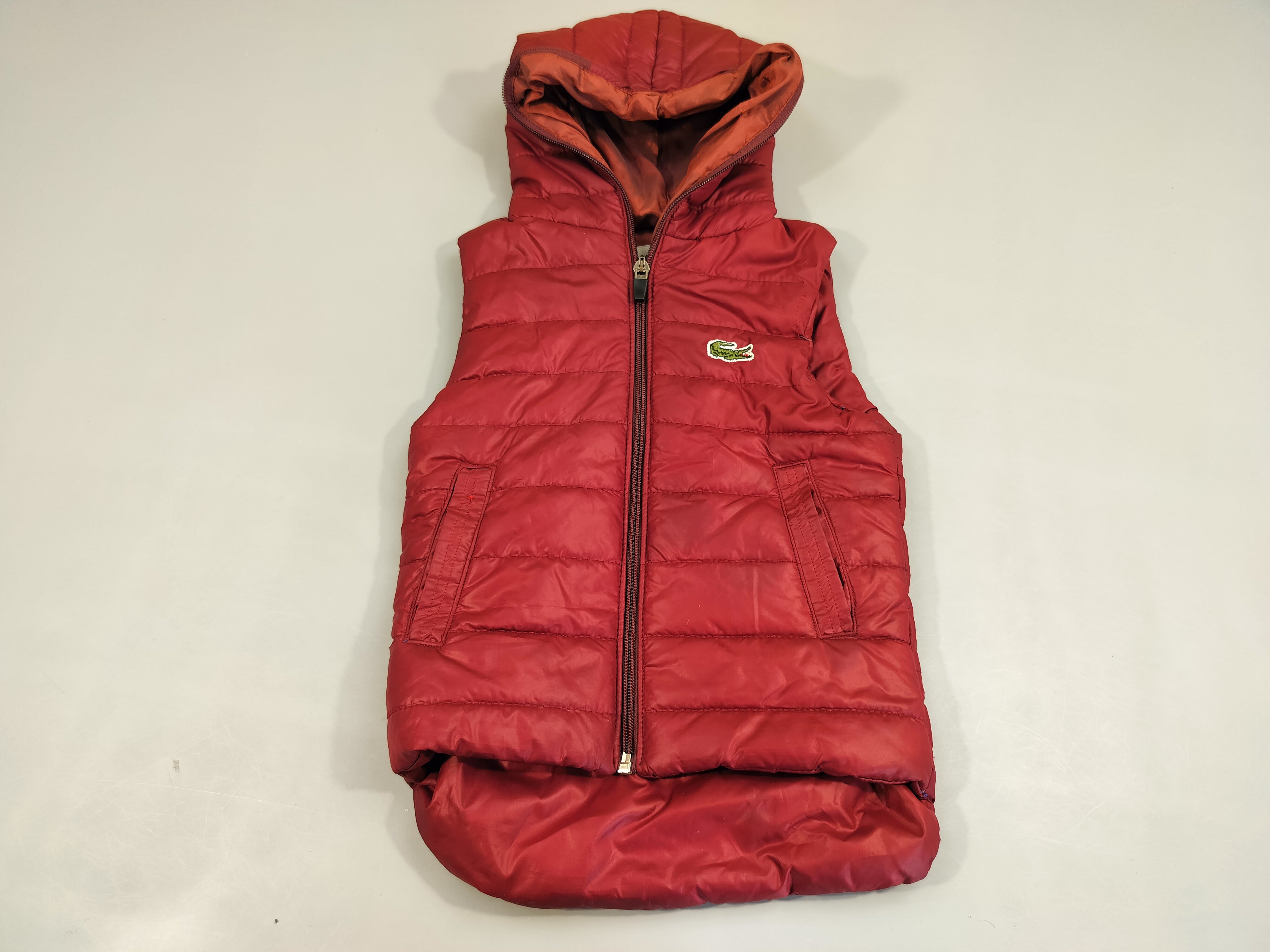 Bodywarmer zippée à capuche matelassée bordeau taille estimée 18m