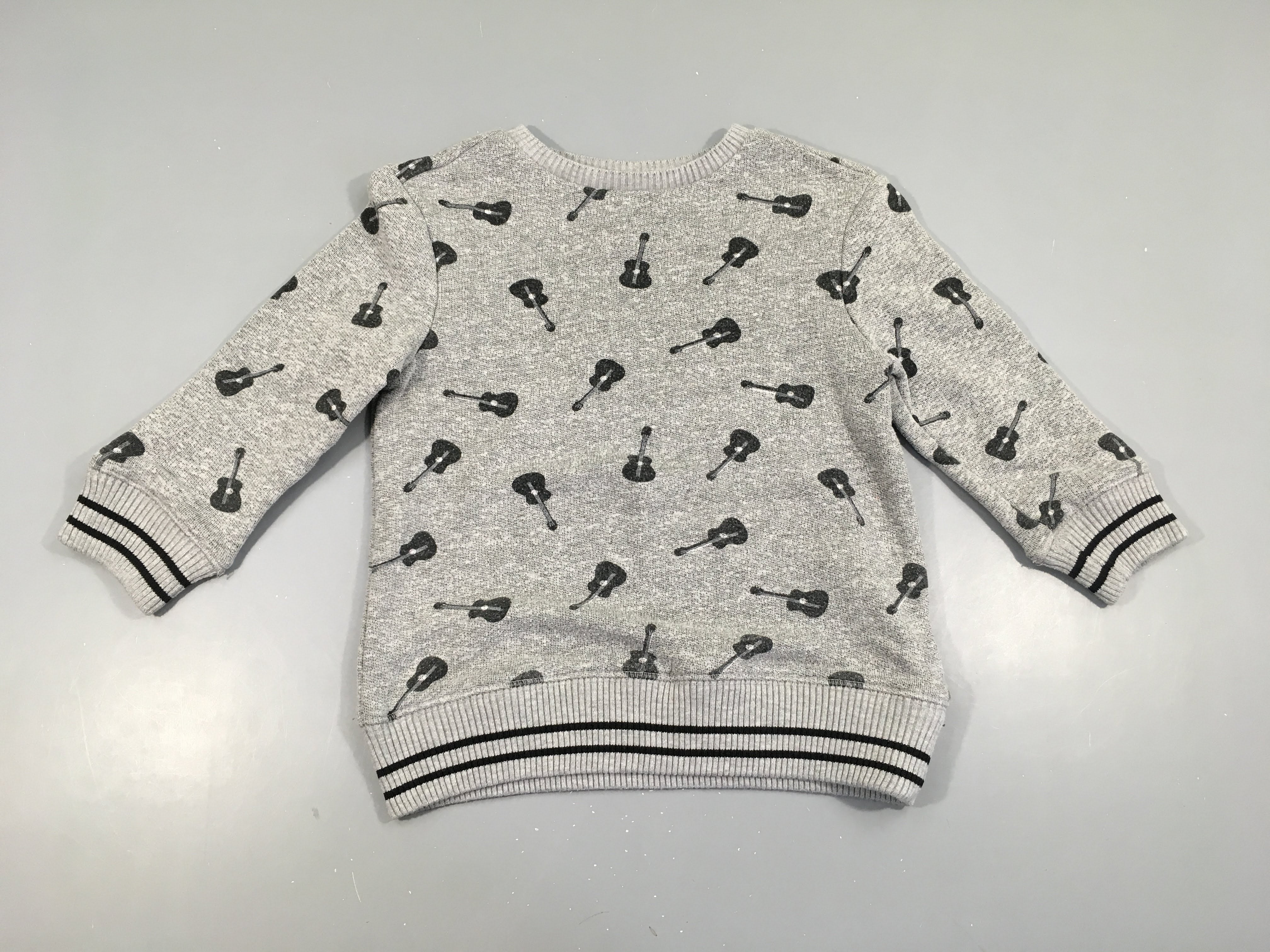 Pull gris guitares Légèrement bouloché Taille estimée