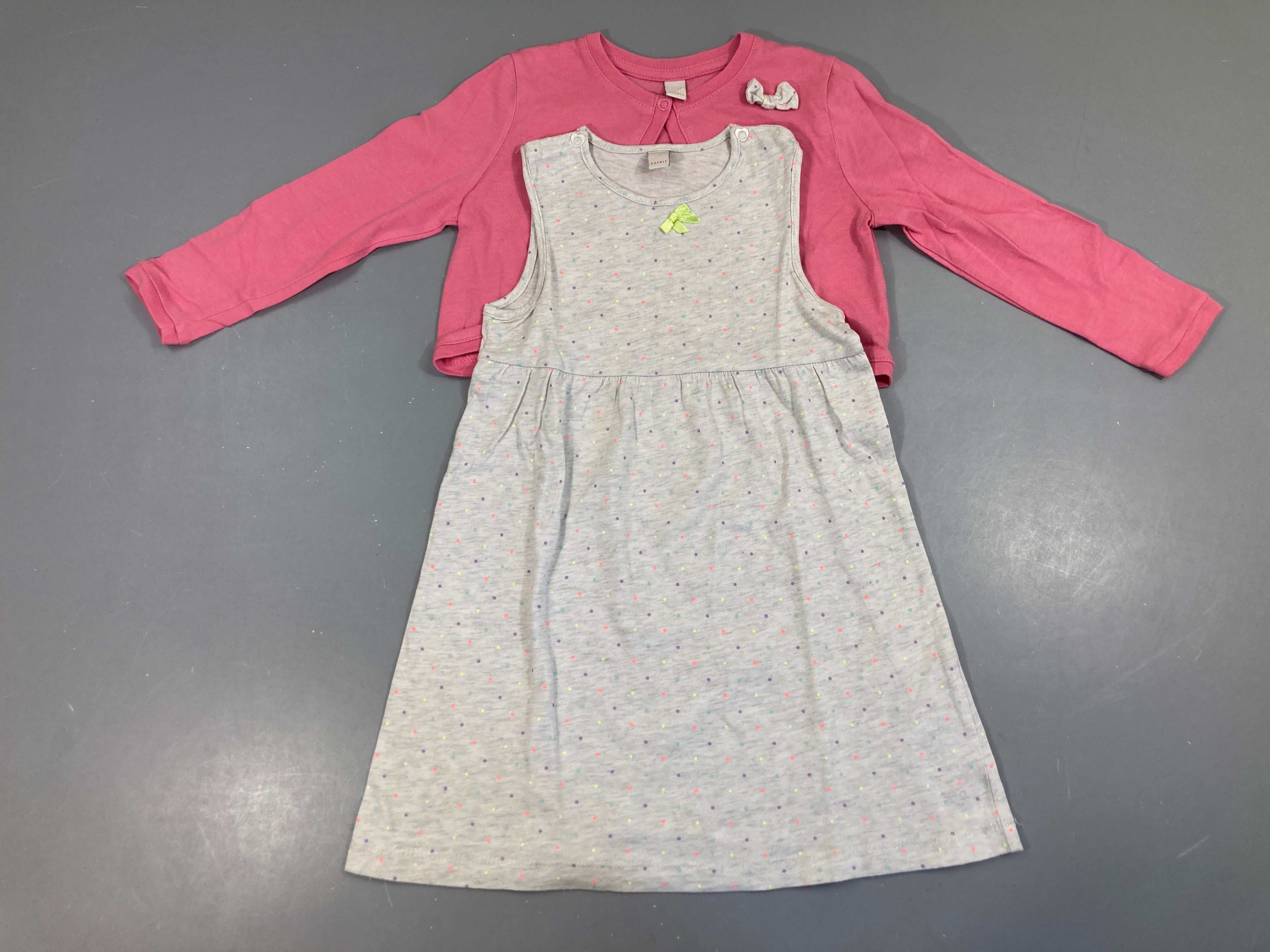 Robe m.l jersey gris pois + gilet rose noeud