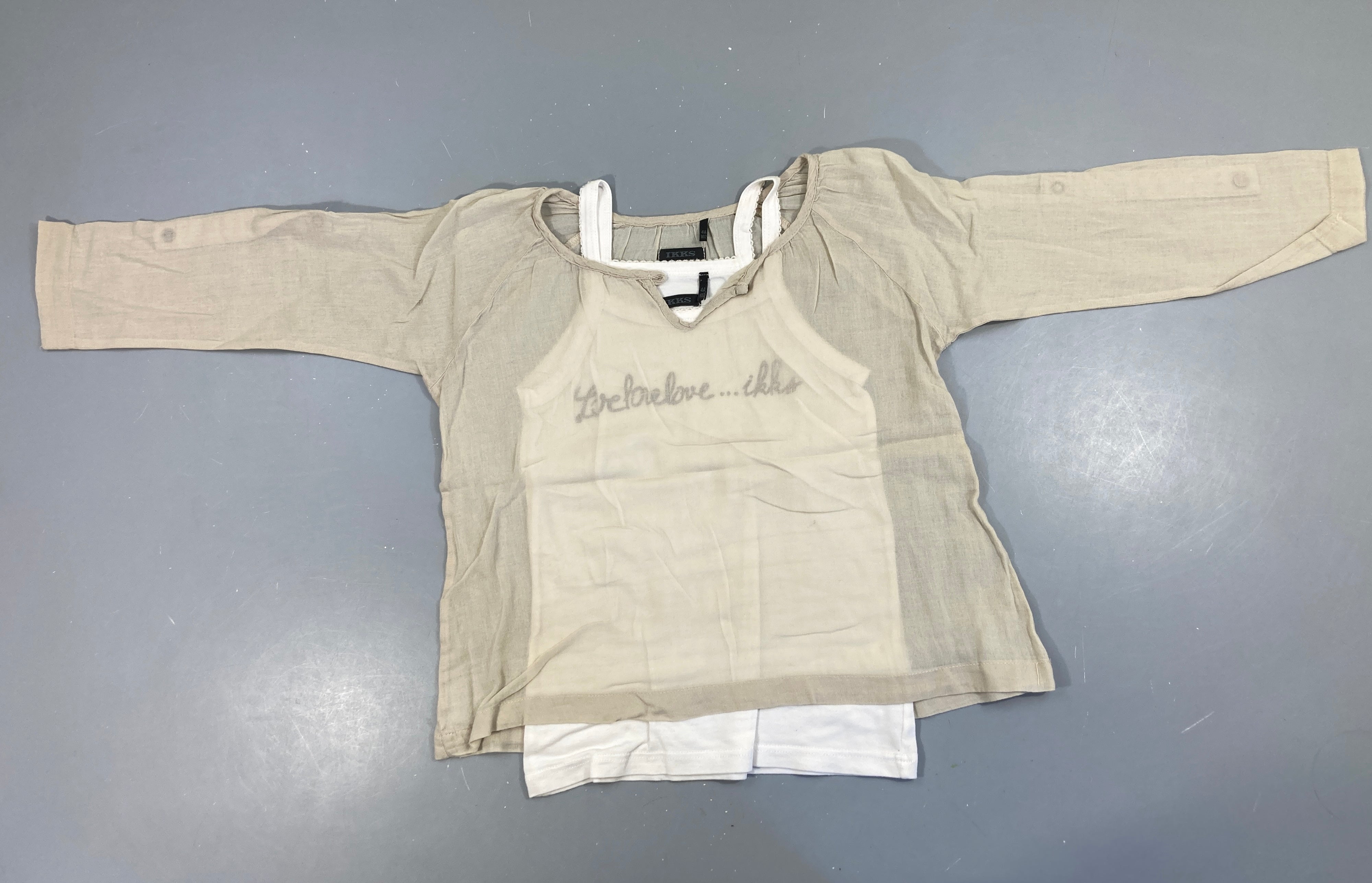 Blouse voile beige effet superposé t-shirt fines bretelles blanc