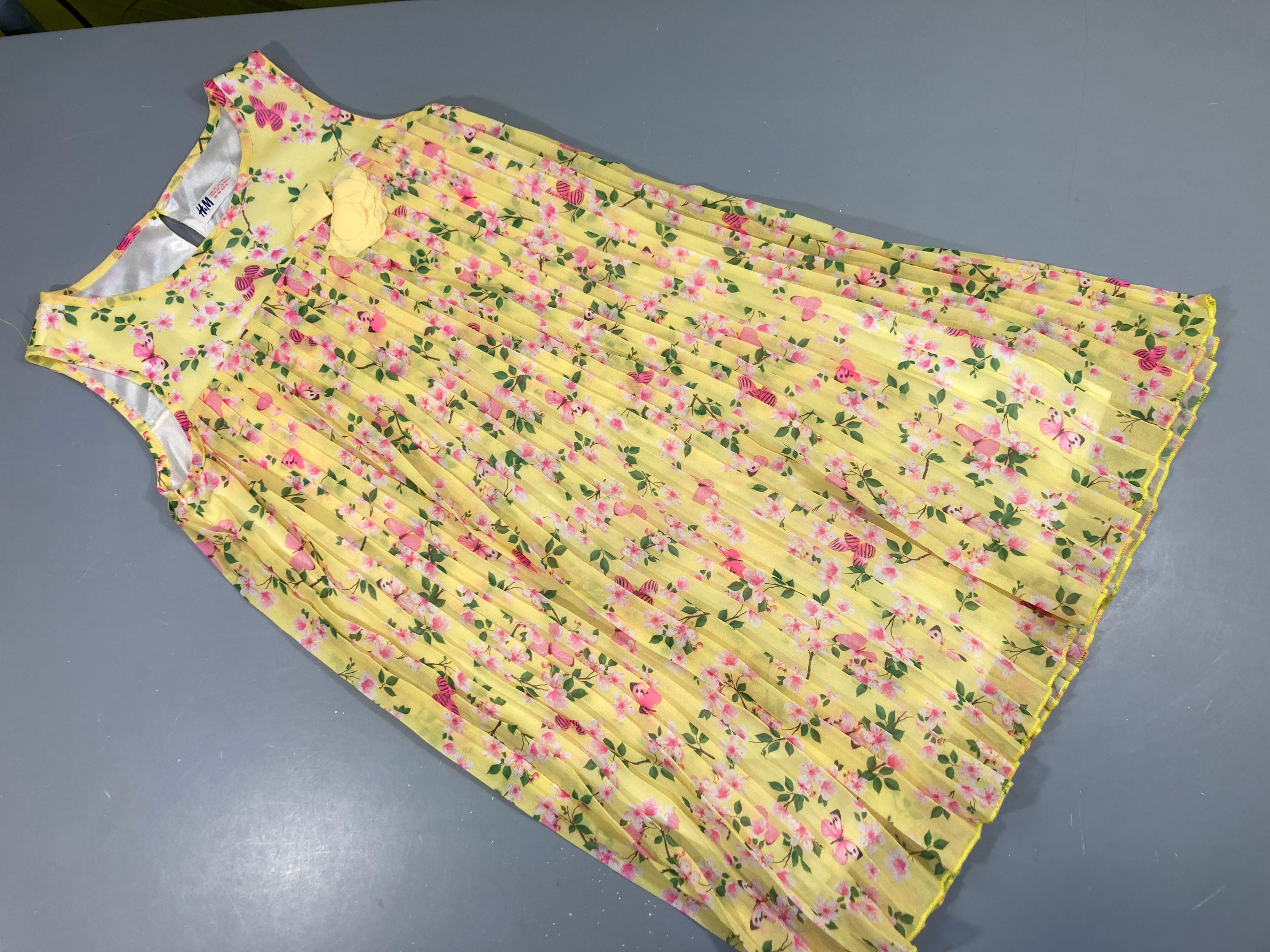 Robe s.m voile jaune plissée fleurie