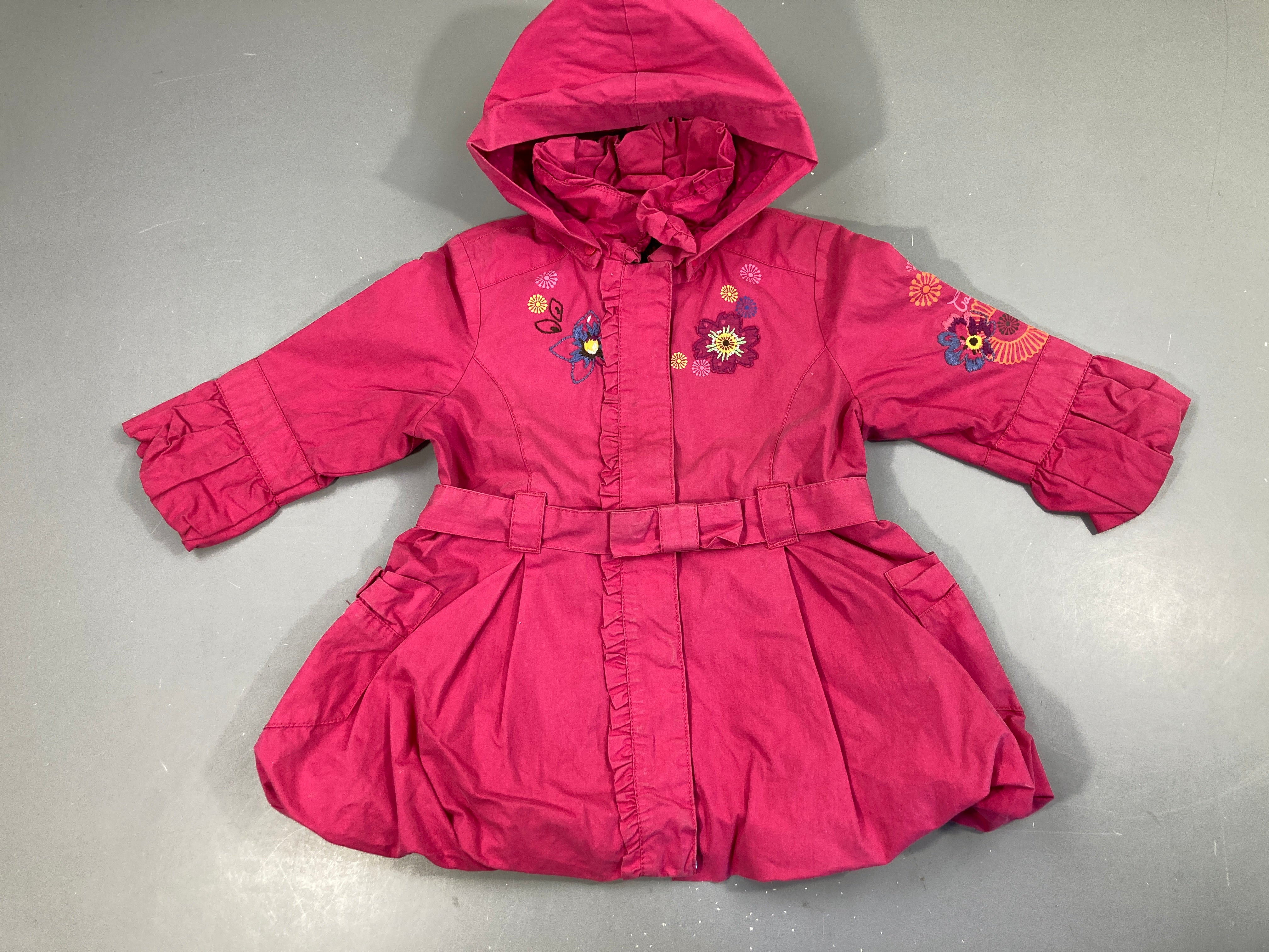 Veste légère zippée rose à capuche fleurs, un peu décolorée devant