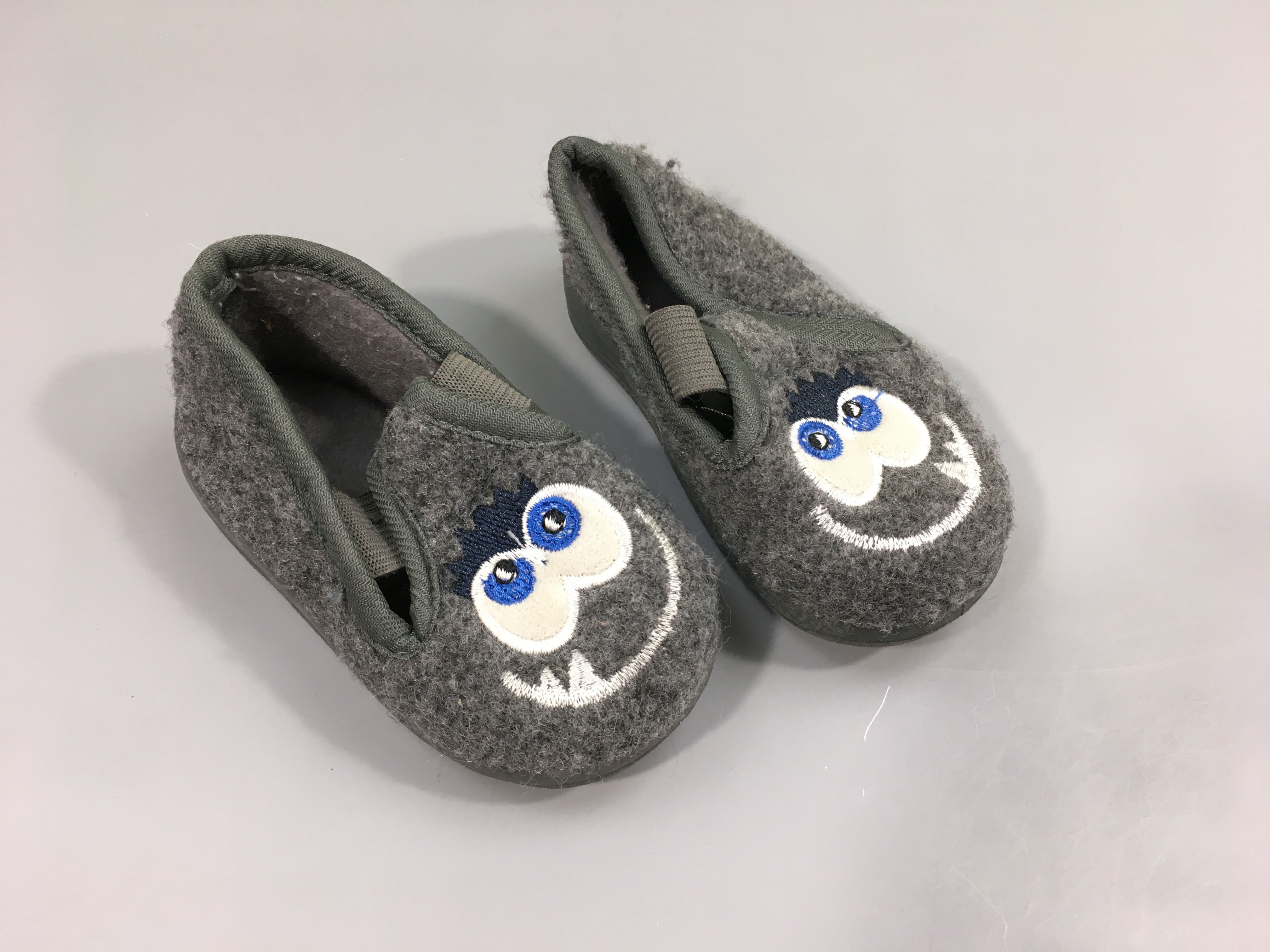 Pantoufles grises yeux, taille 19