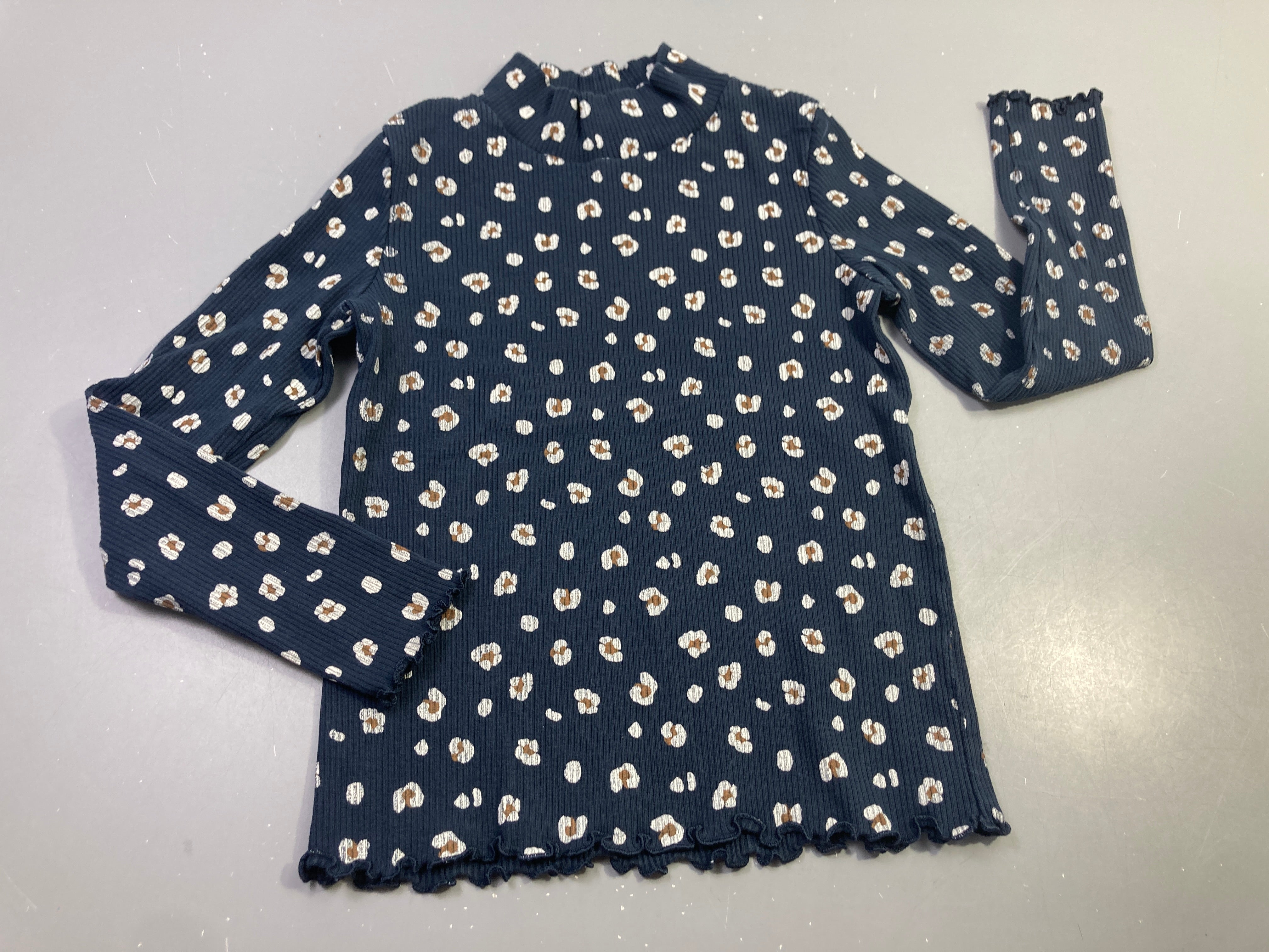 T-shirt m.l bleu marine, motifs léopard blanc et marron clair, petit col roulé