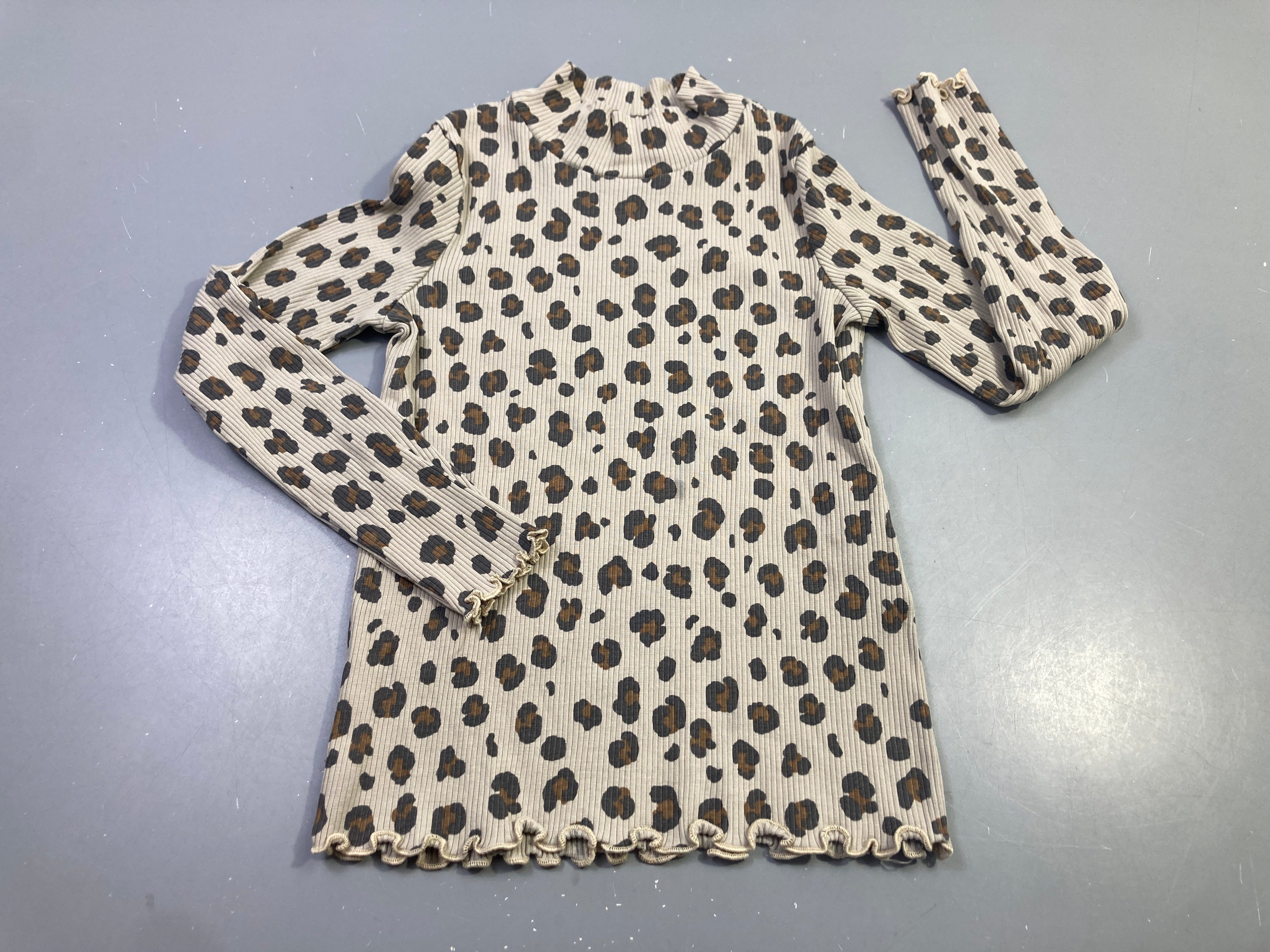 T-shirt m.l beige, motifs léopard marron et noir, petit col roulé