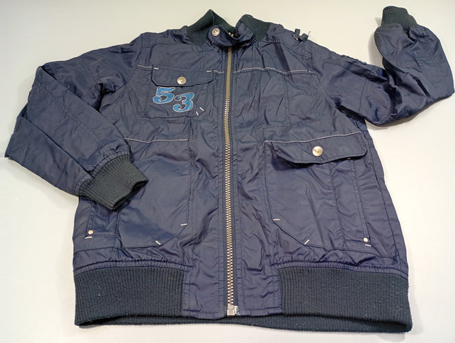 Veste zippée à capuche bleu marine "53" Capuche en tissus rayé bleu marine gris flammé. Quelques taches, à relaver, moins cher chez Petit Kiwi