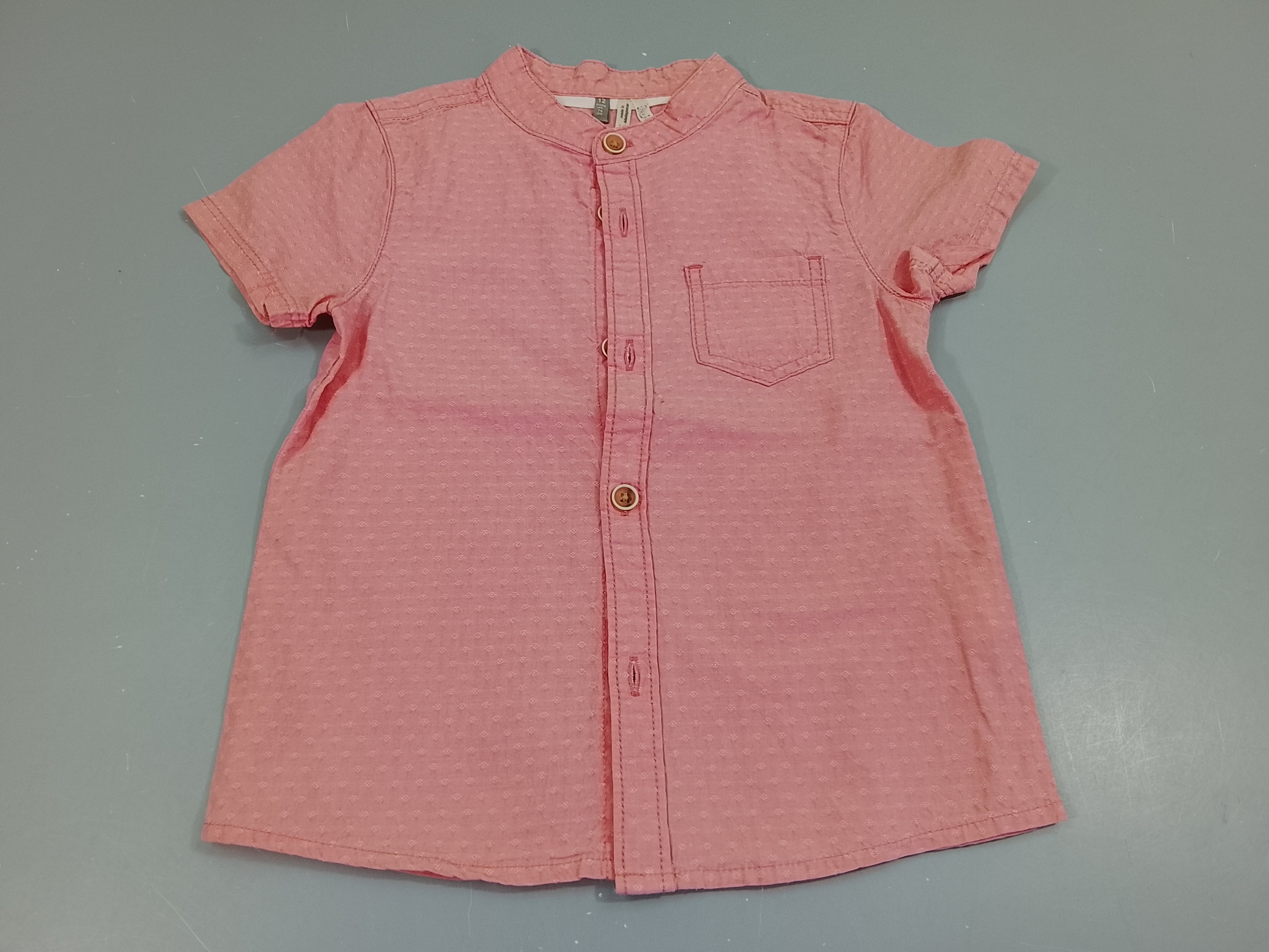 Chemise m.c rose à motifs blancs, col mao