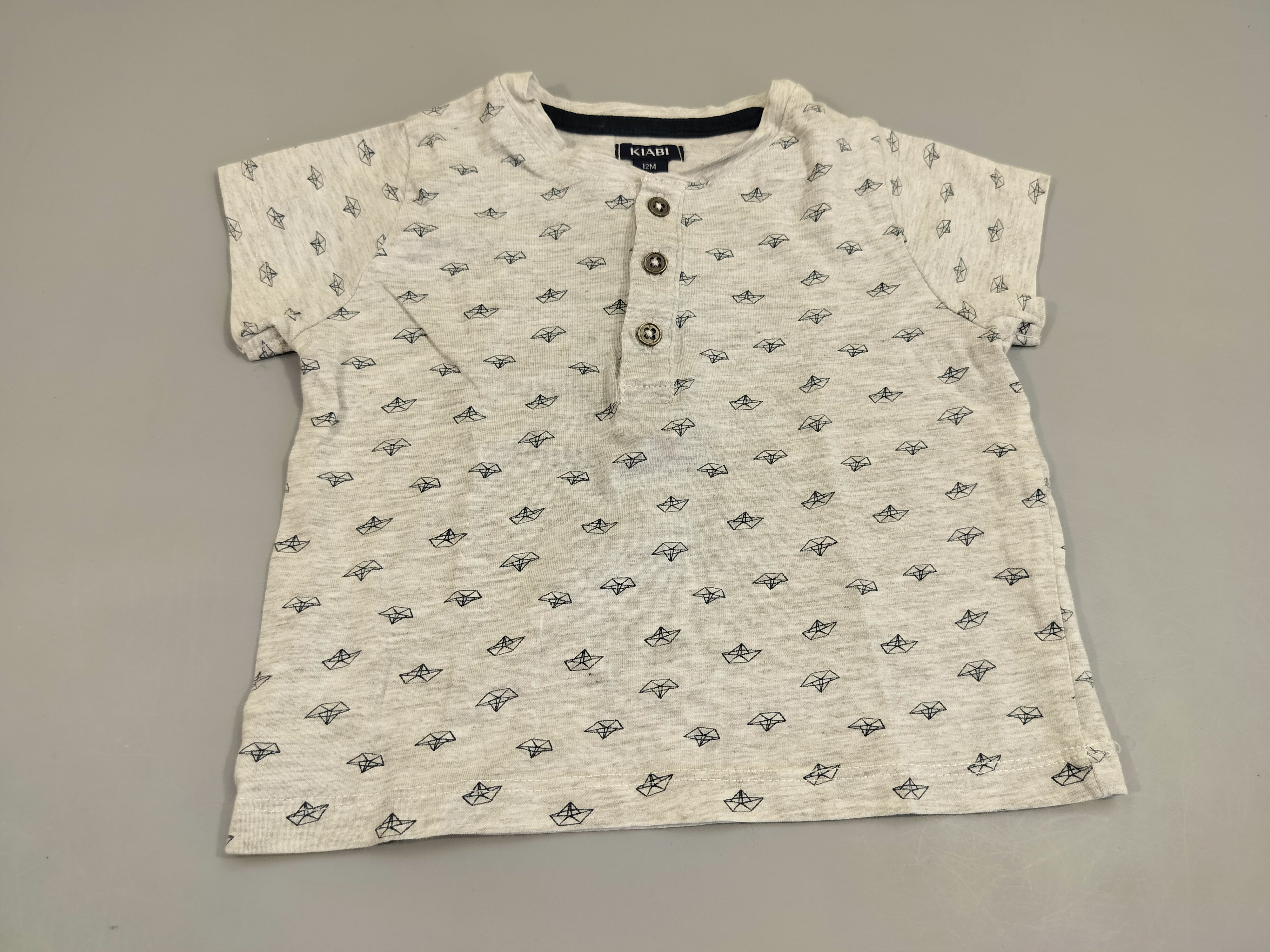 T-shirt m.c gris clair flammé , motifs bâteau bleu marine