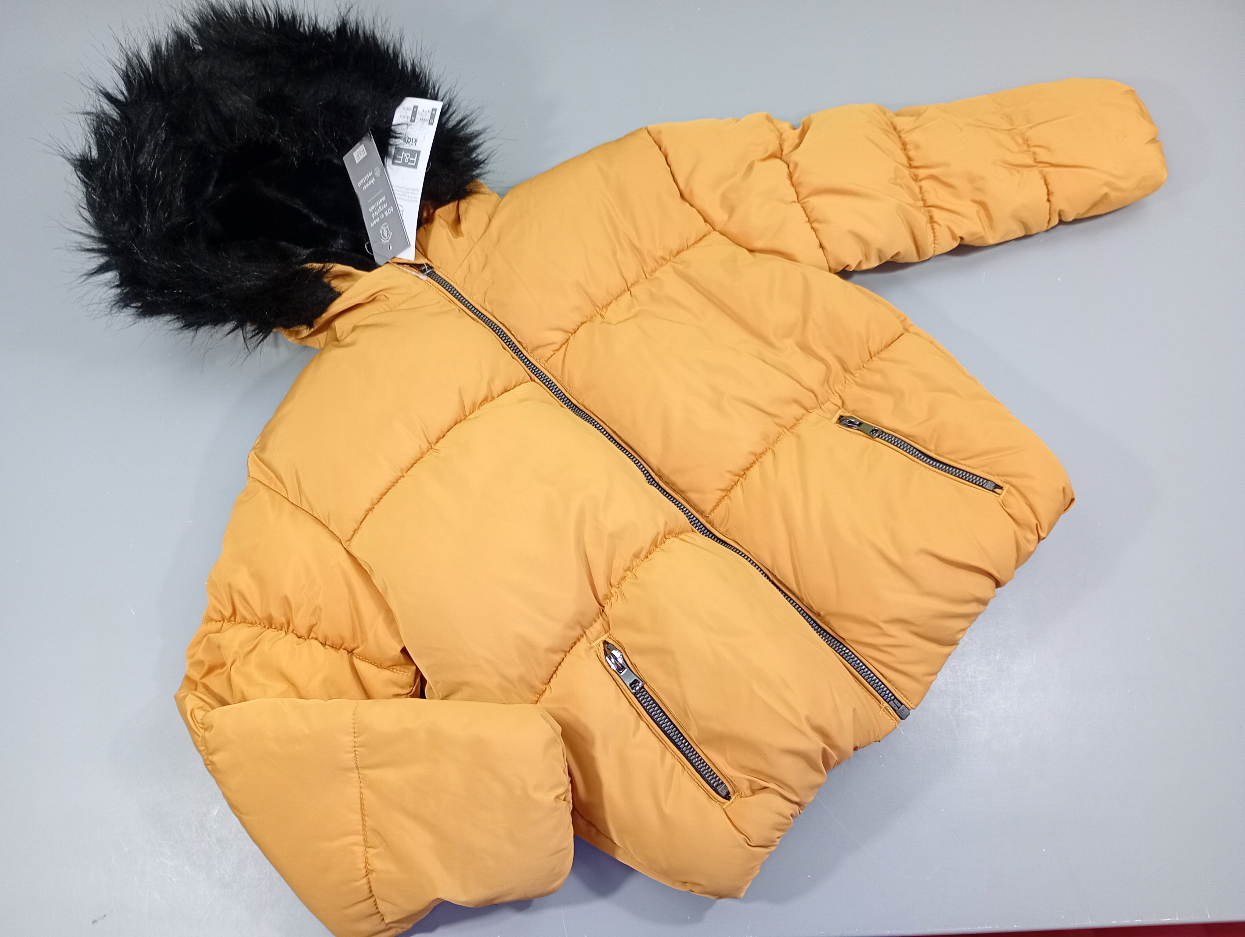 Neuve doudoune F&F zippée  jaune à capuche fausse fourrure, intérieur velours noir