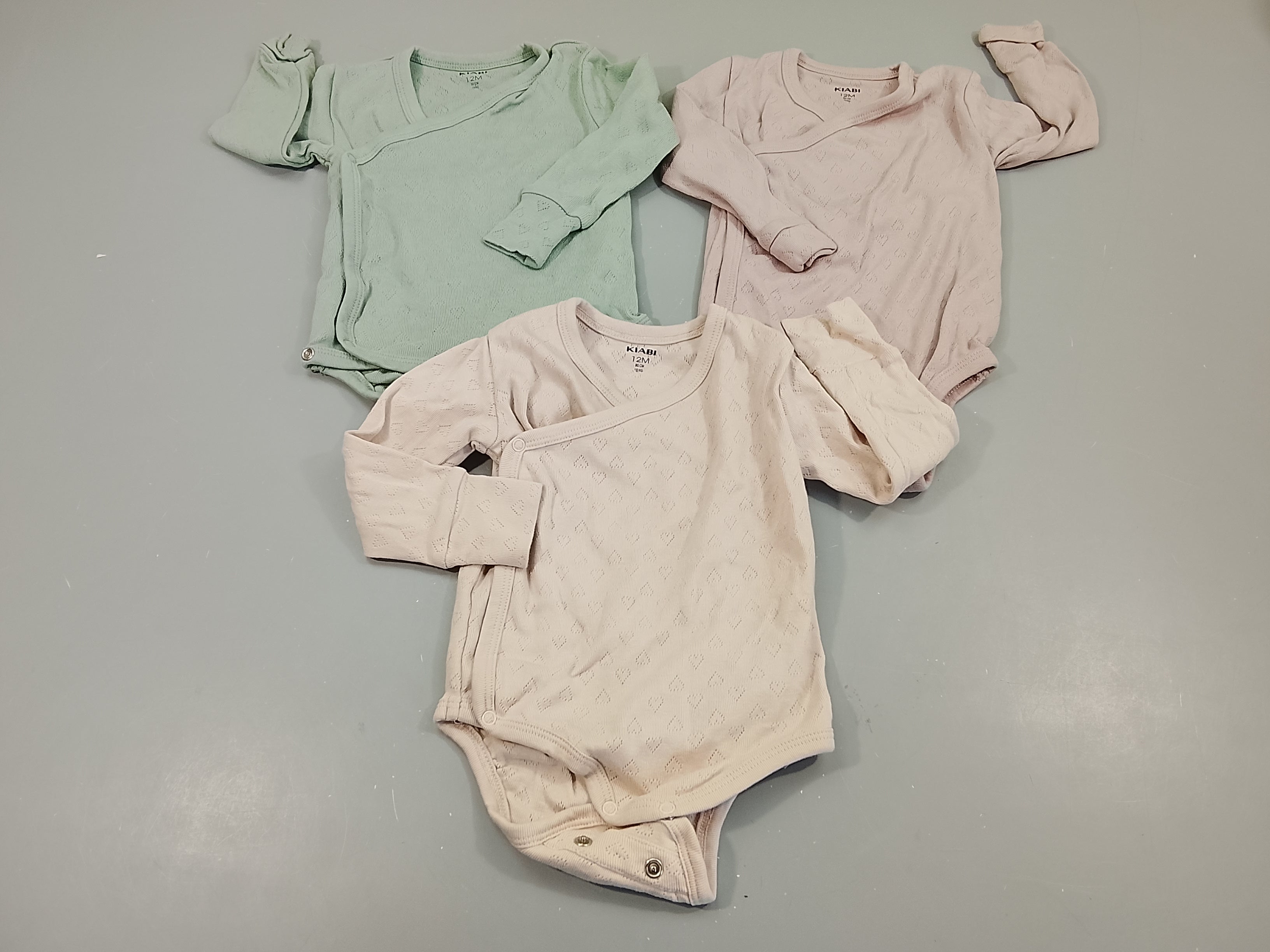 Lot de 3 bodies m.l  1 rose coeurs,1 mauve  coeurs,  1 vert coeurs