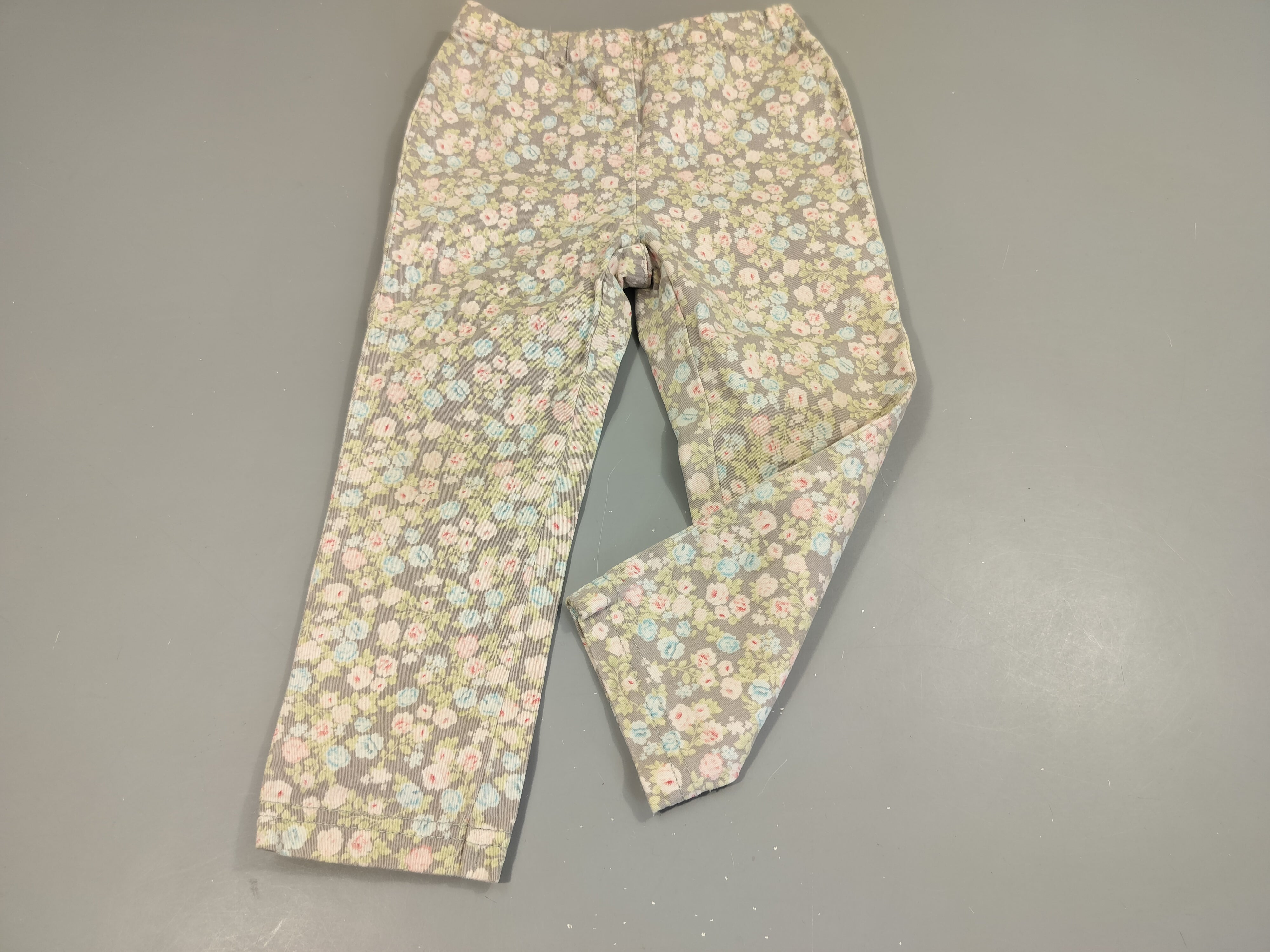 Pantalon gris clair à fleurs pastel 98% coton 2% élasthanne