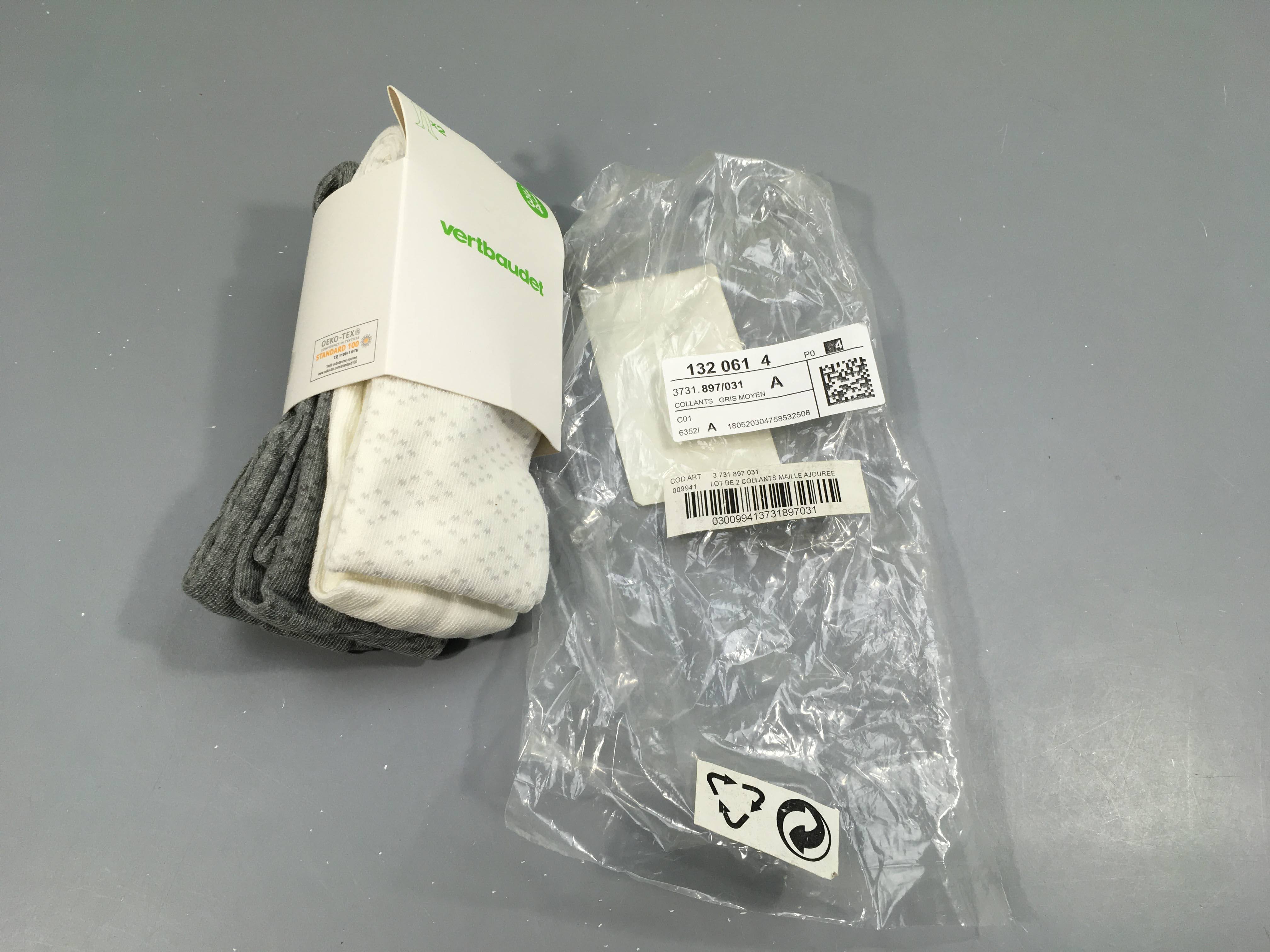 NEUFS collants, 1 paire blanche à motifs/ 1 grise à motifs (31-34)