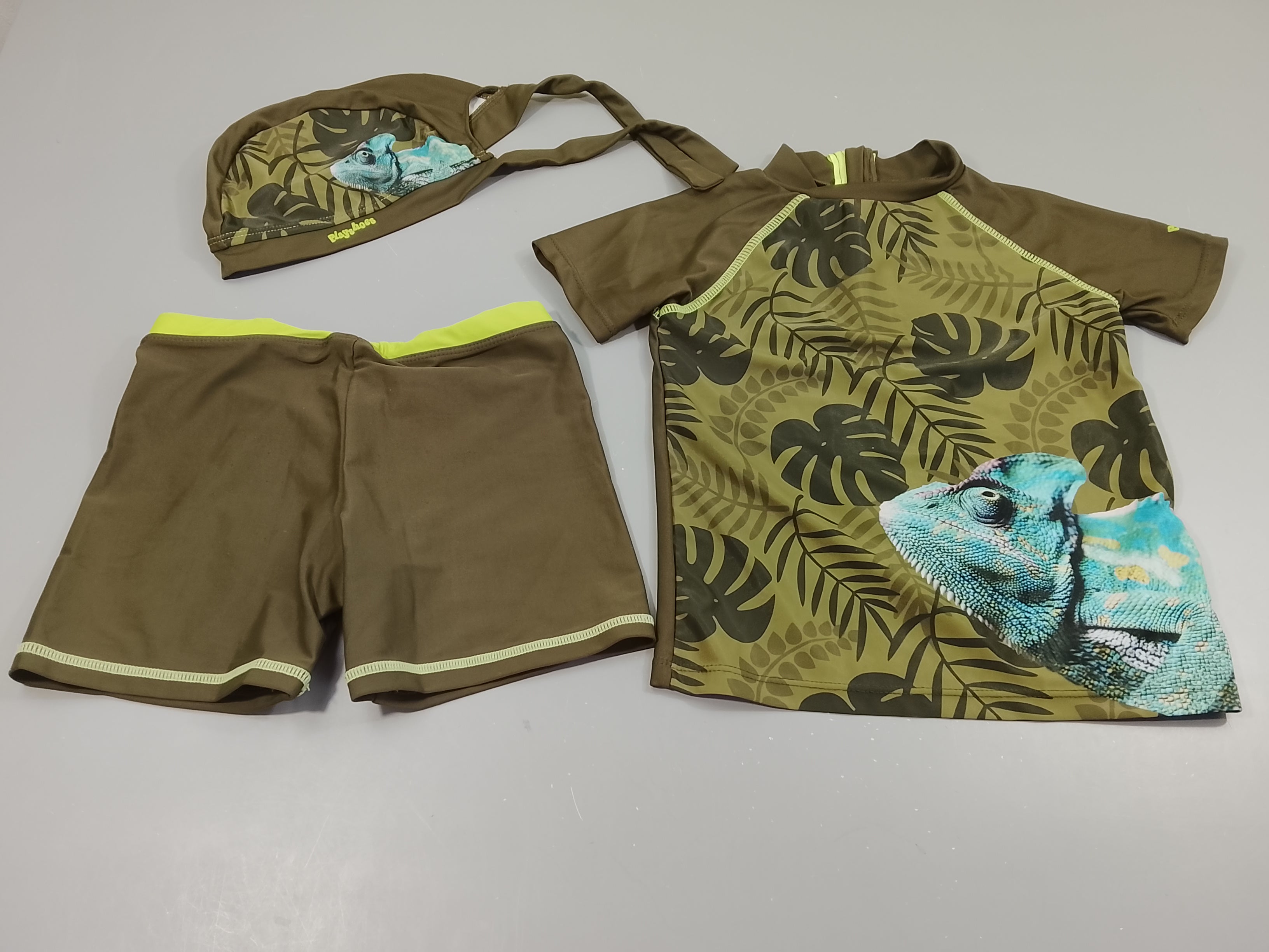 Ensemble 3pcs de bain ,maillot+ T-shirt m.c anti UV+ bonnet Playshoes   kaki motifs feuillage , caméléon (Pas de taille indiquée)