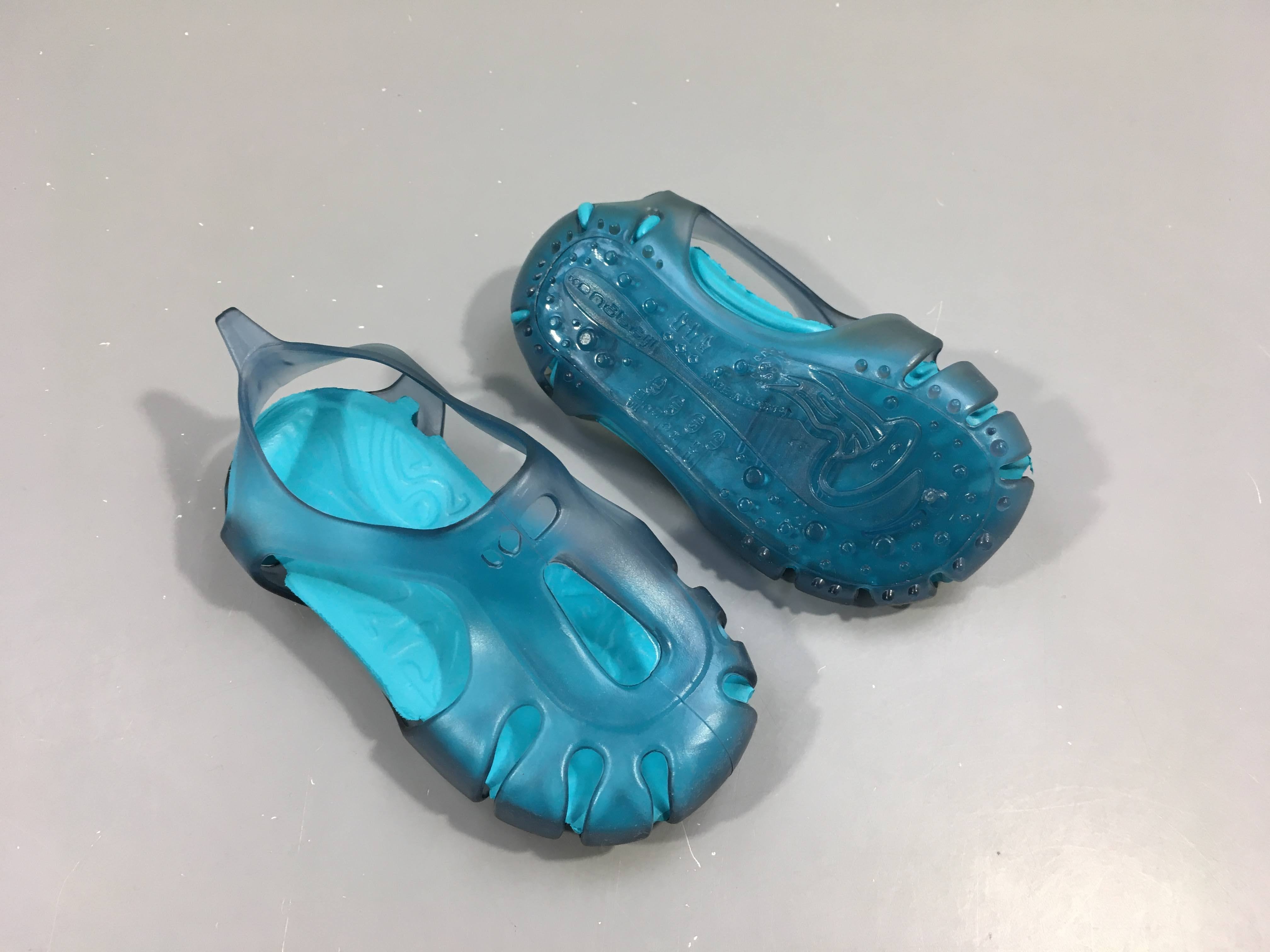 Sandales d'eau bleues, 22