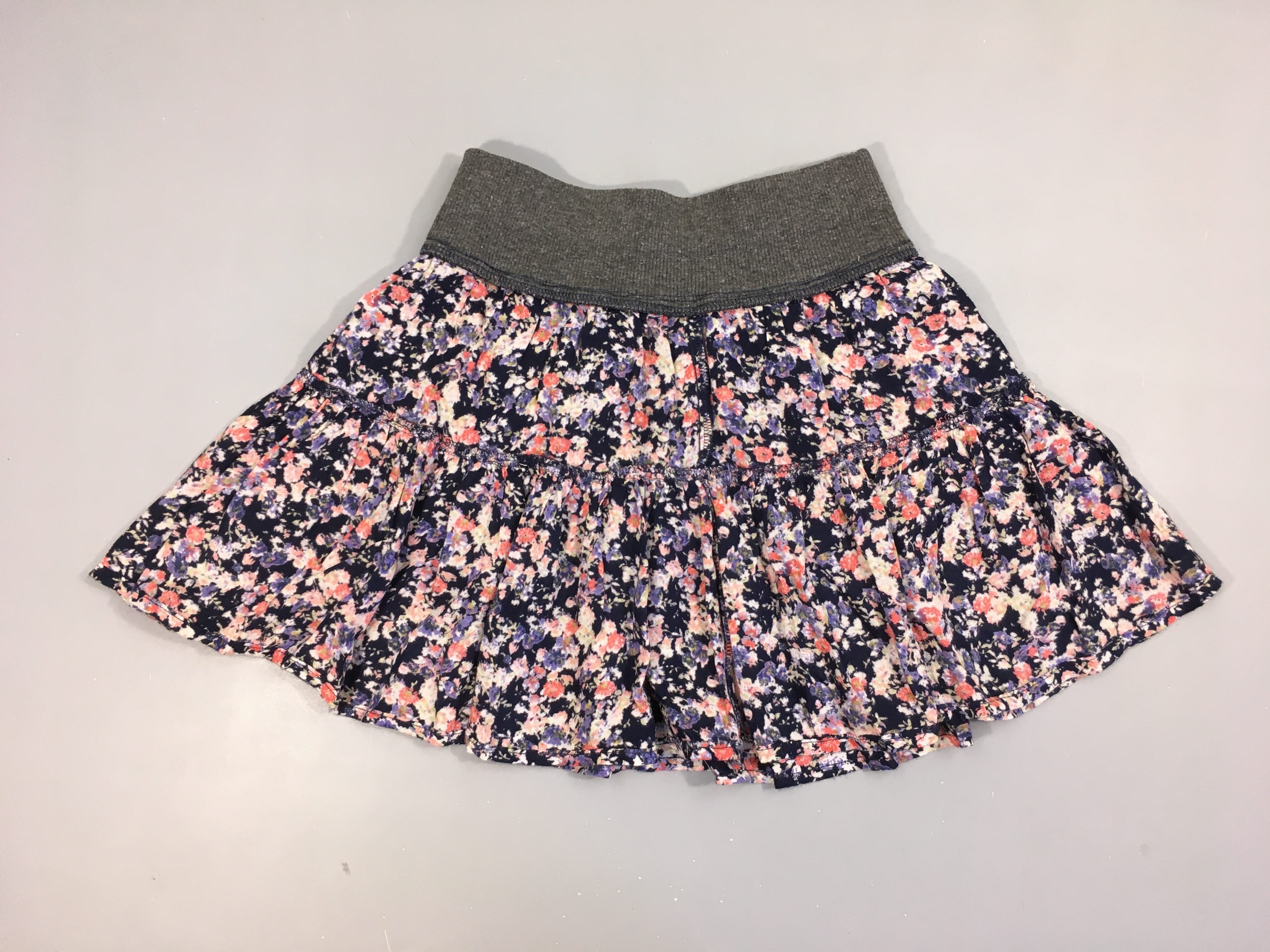 Jupe bleu foncé fleurie rose à volants taille élastique