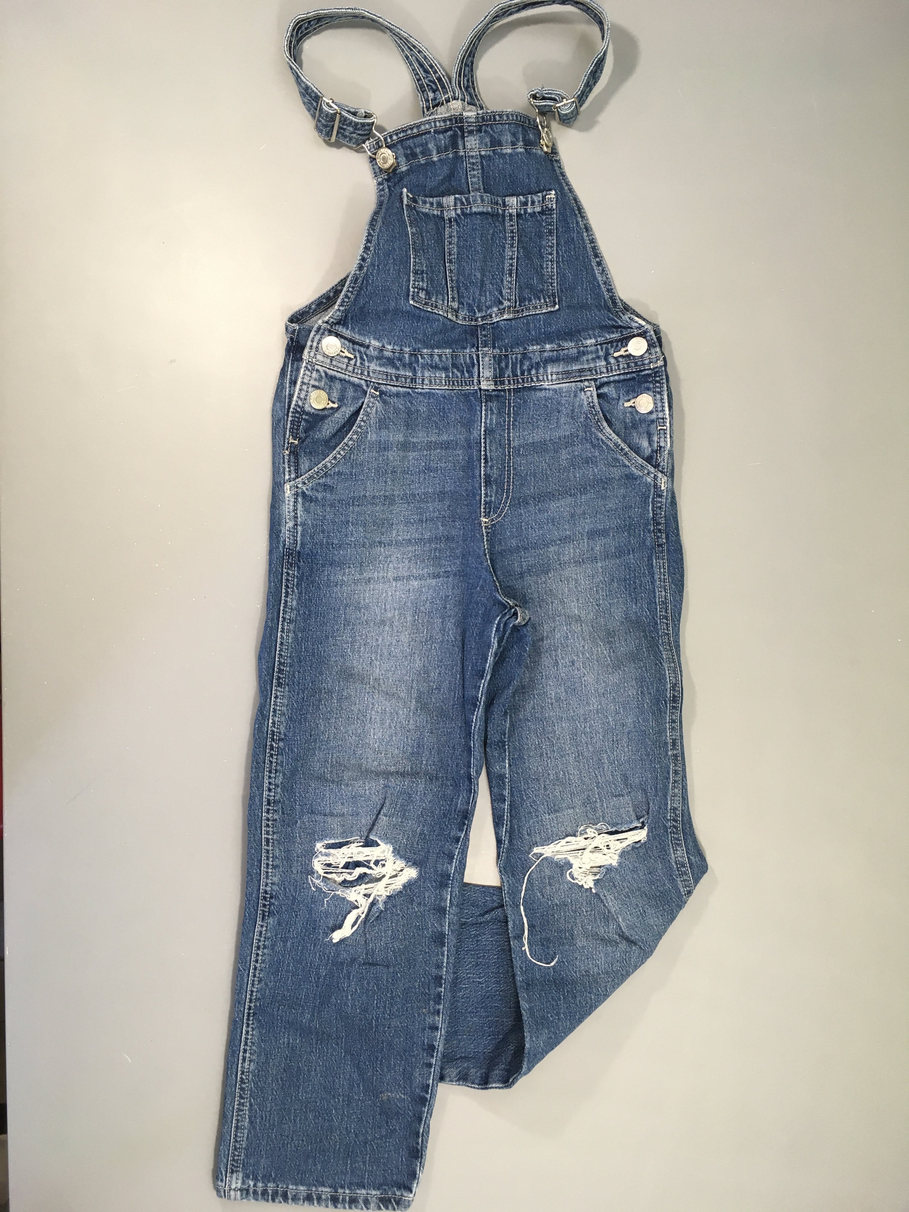 Salopette en jean effet déchiré