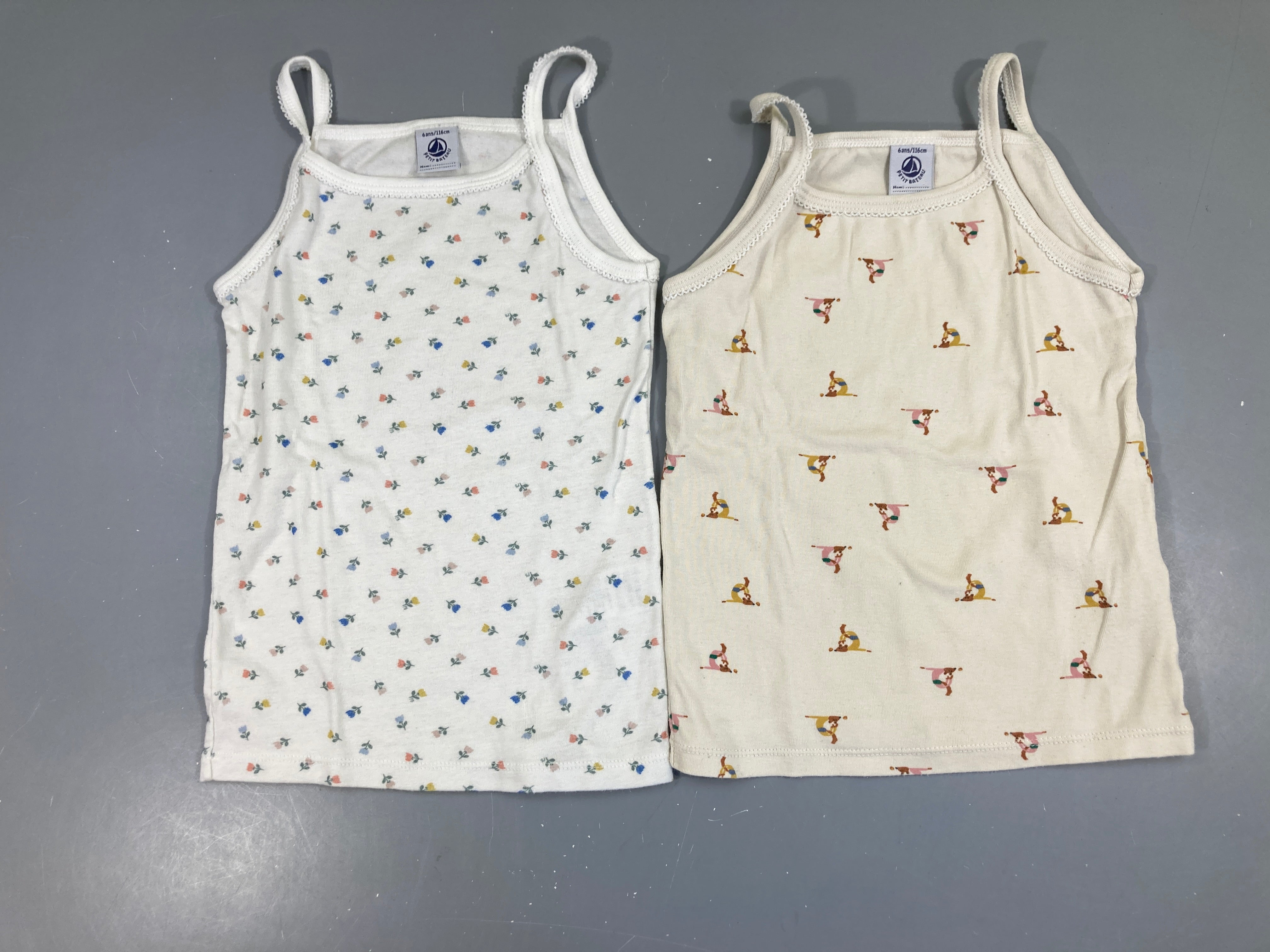 2 Chemisettes s.m écru-blanc cassé aniamaux-fleurs